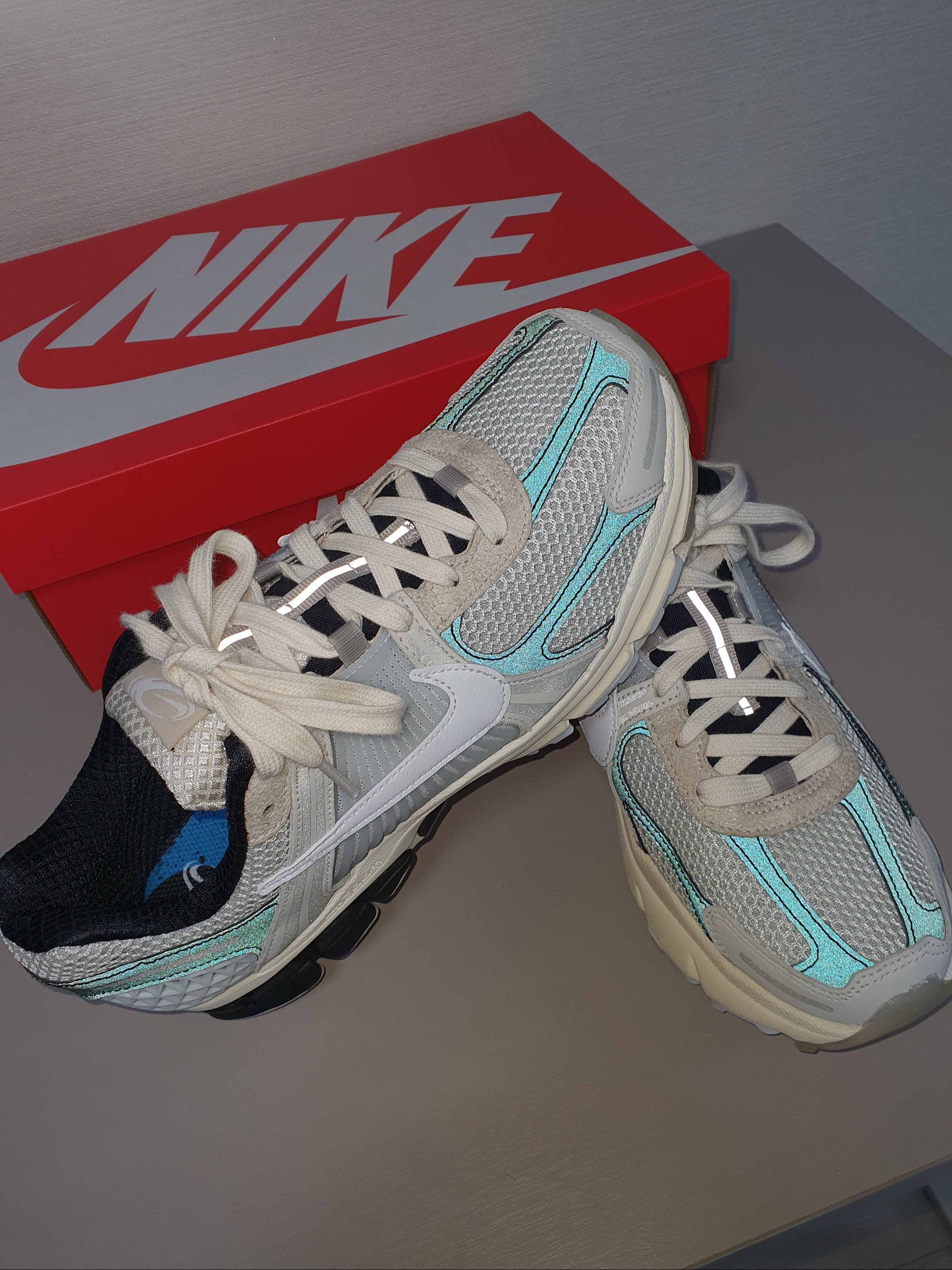 Nike Zoom Vomero 5 Light Bone and Black 착용 스타일 - 3