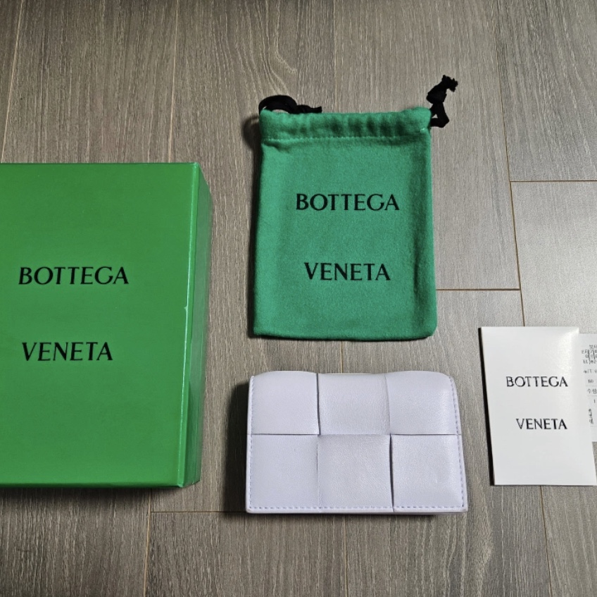 Bottega Veneta Credit Card Case Lambskin & Calfskin New Sauge 착용 스타일
