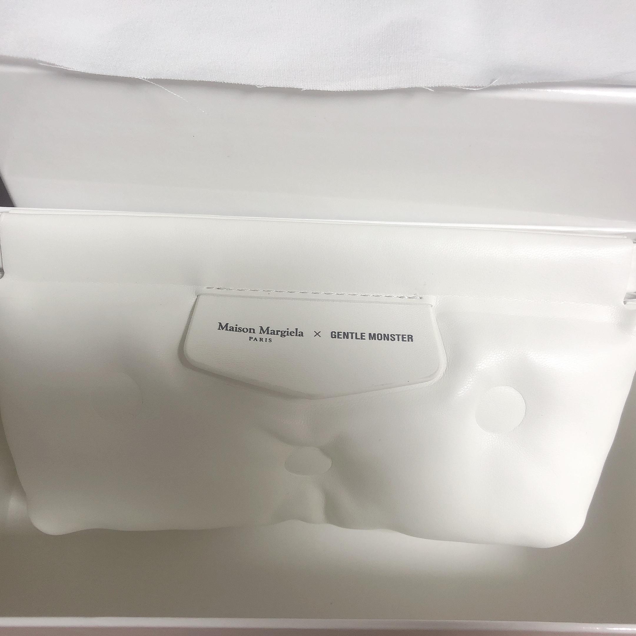 Gentle Monster x Maison Margiela MM007 Black Black 착용 스타일 - 1