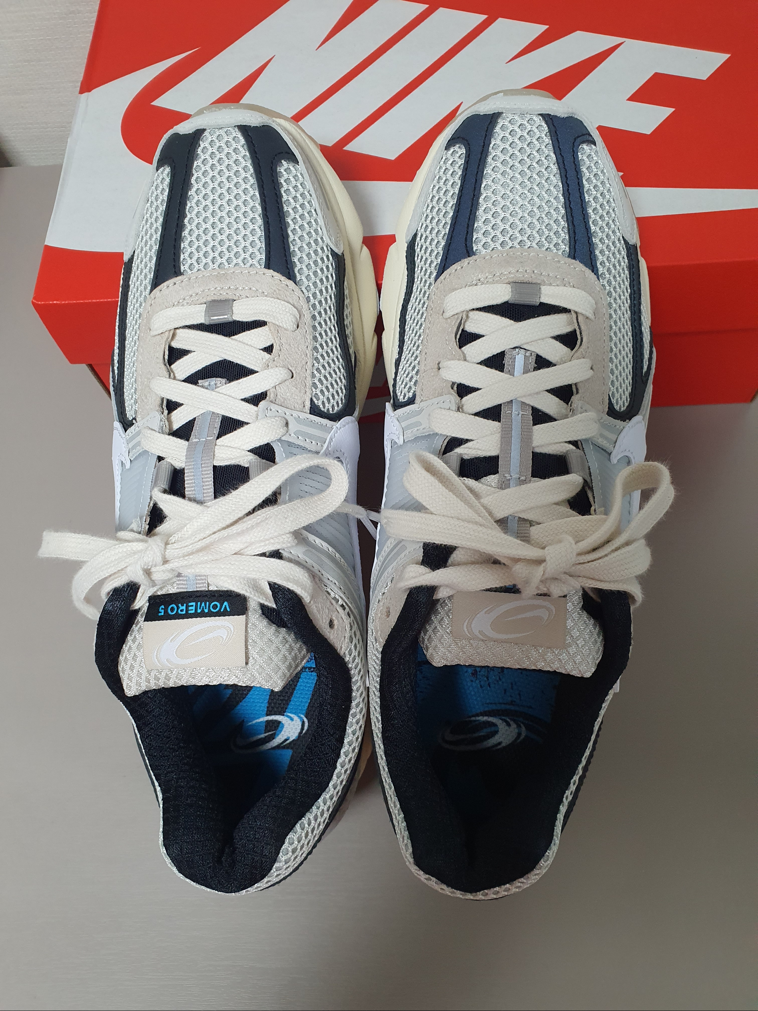 Nike Zoom Vomero 5 Light Bone and Black 착용 스타일 - 4