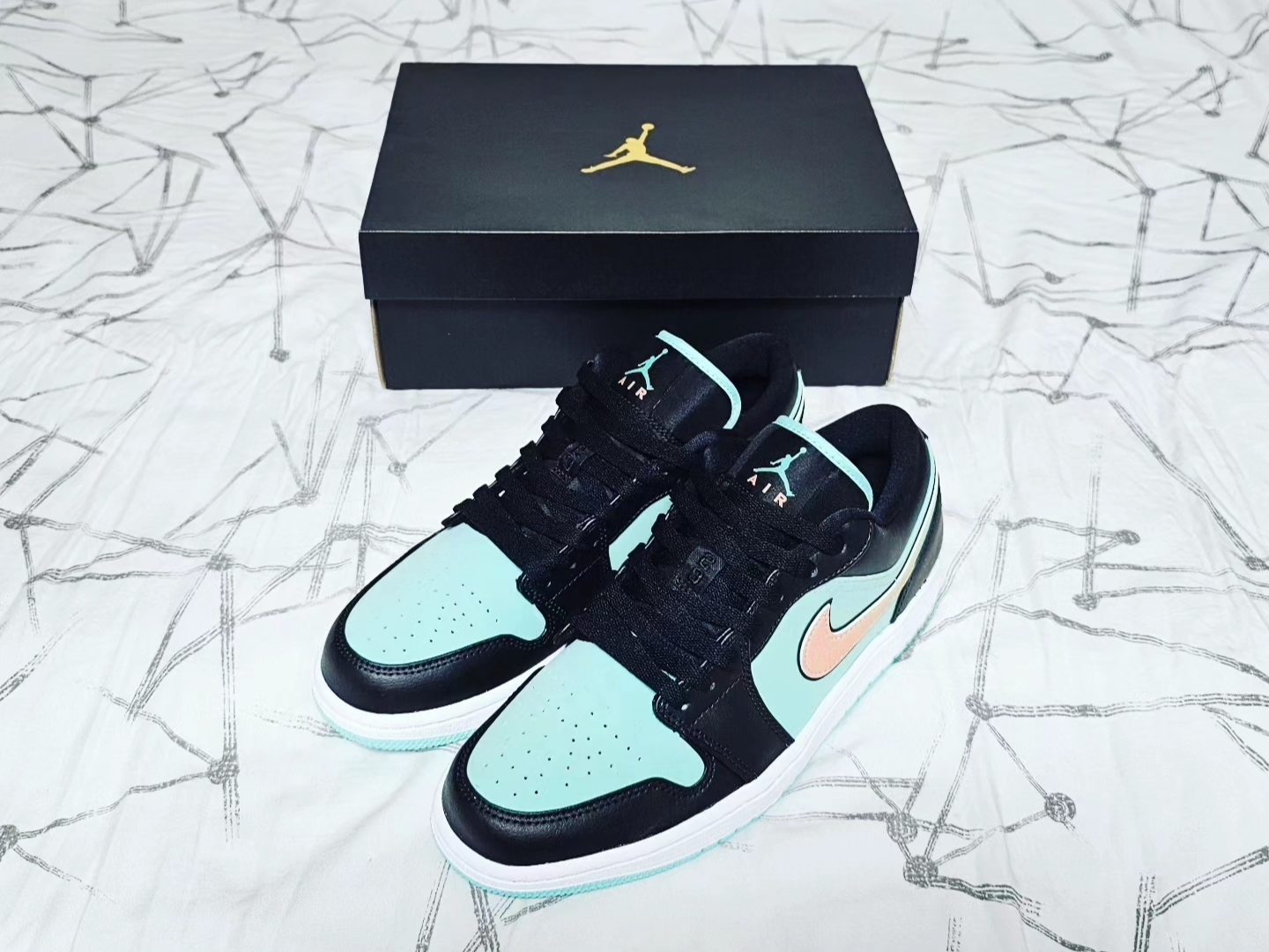 Jordan 1 Low SE Tropical Twist 착용 스타일 - 1