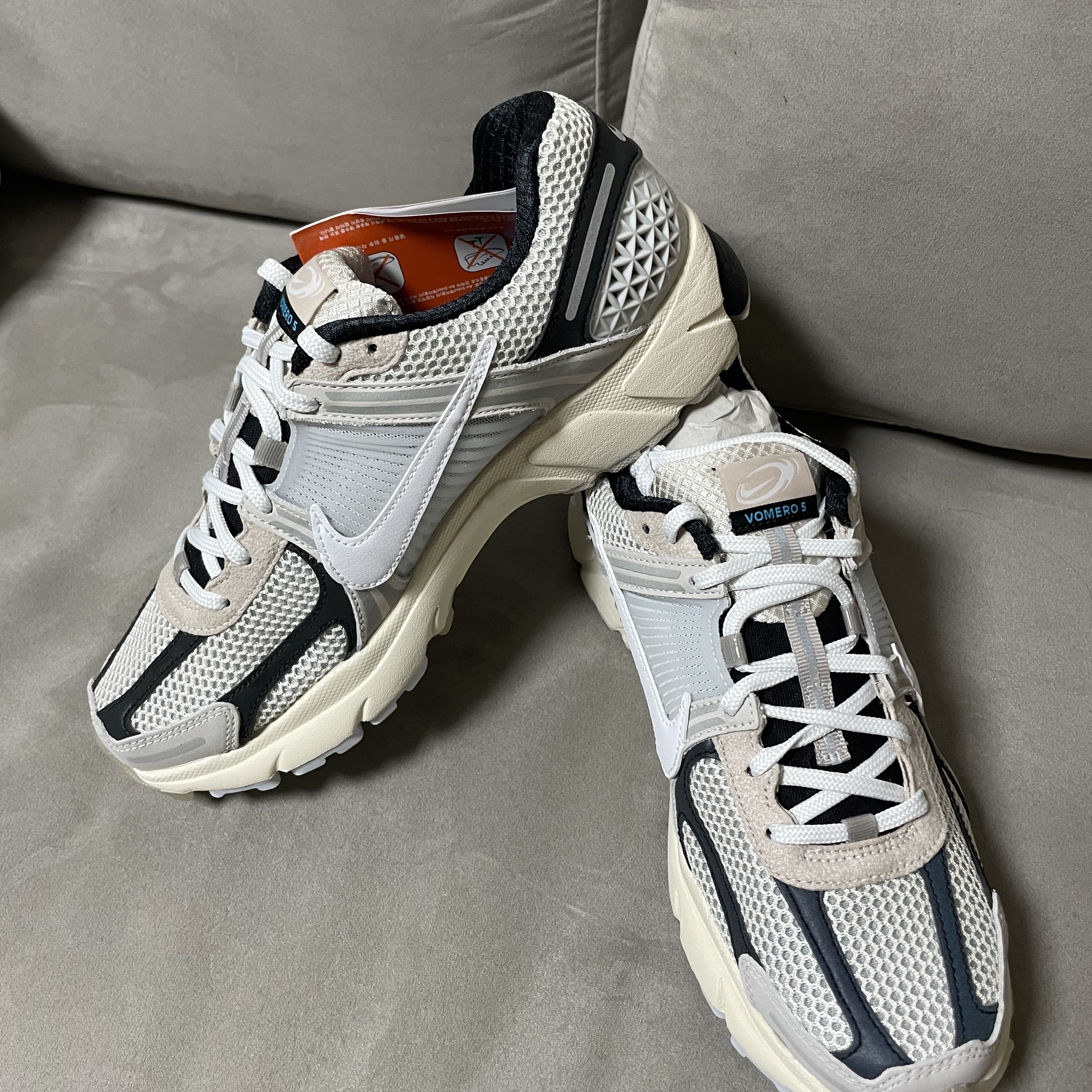 Nike Zoom Vomero 5 Light Bone and Black 착용 스타일 - 1