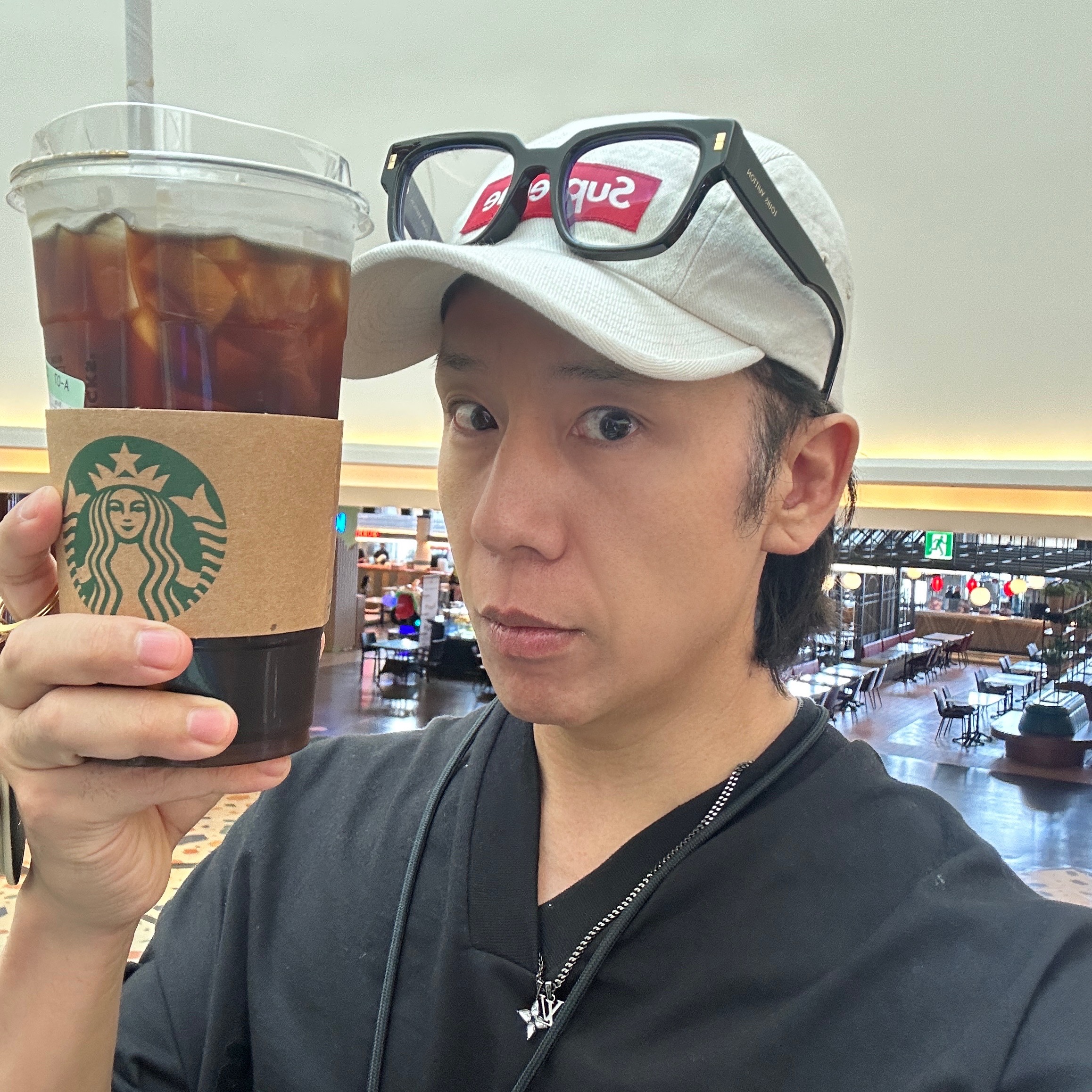 Supreme Denim Camp Cap Natural - 23SS, Essentials The Black Collection V-Neck Black - 23SS 착용 스타일 - 1