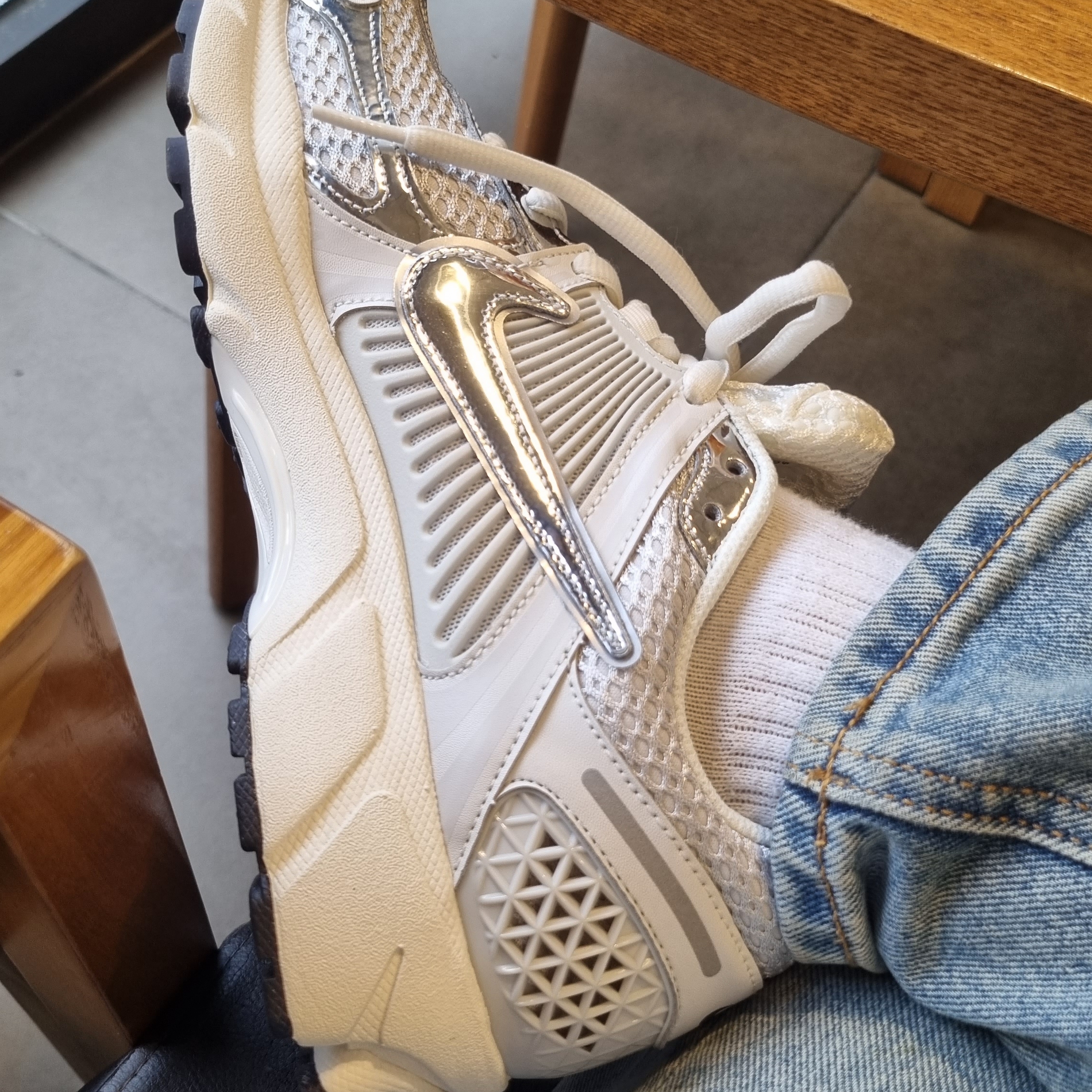 (W) Nike Zoom Vomero 5 Photon Dust and Metallic Silver 착용 스타일