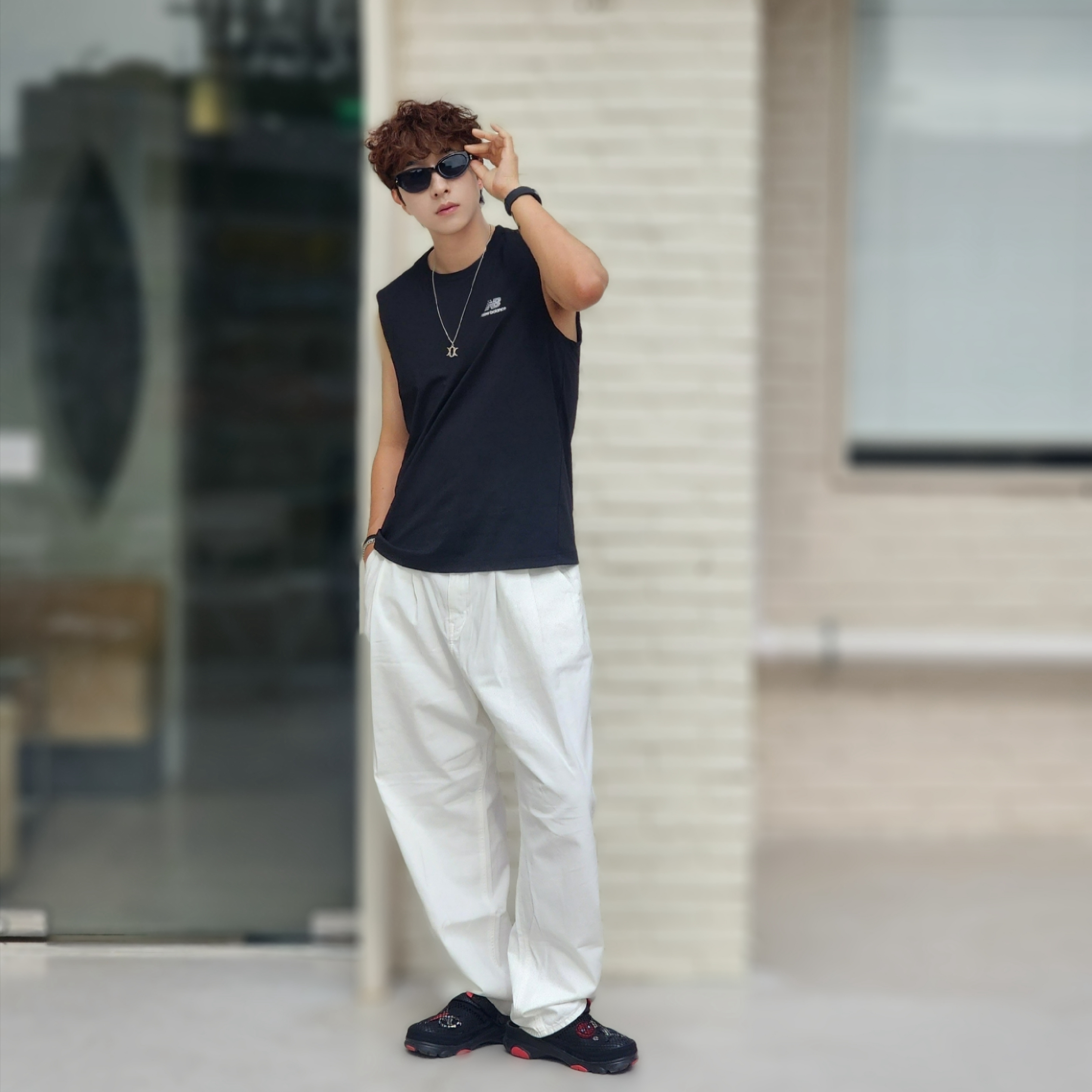 Crocs x Staple Classic All Terrain Clog Black 착용 스타일 - 4
