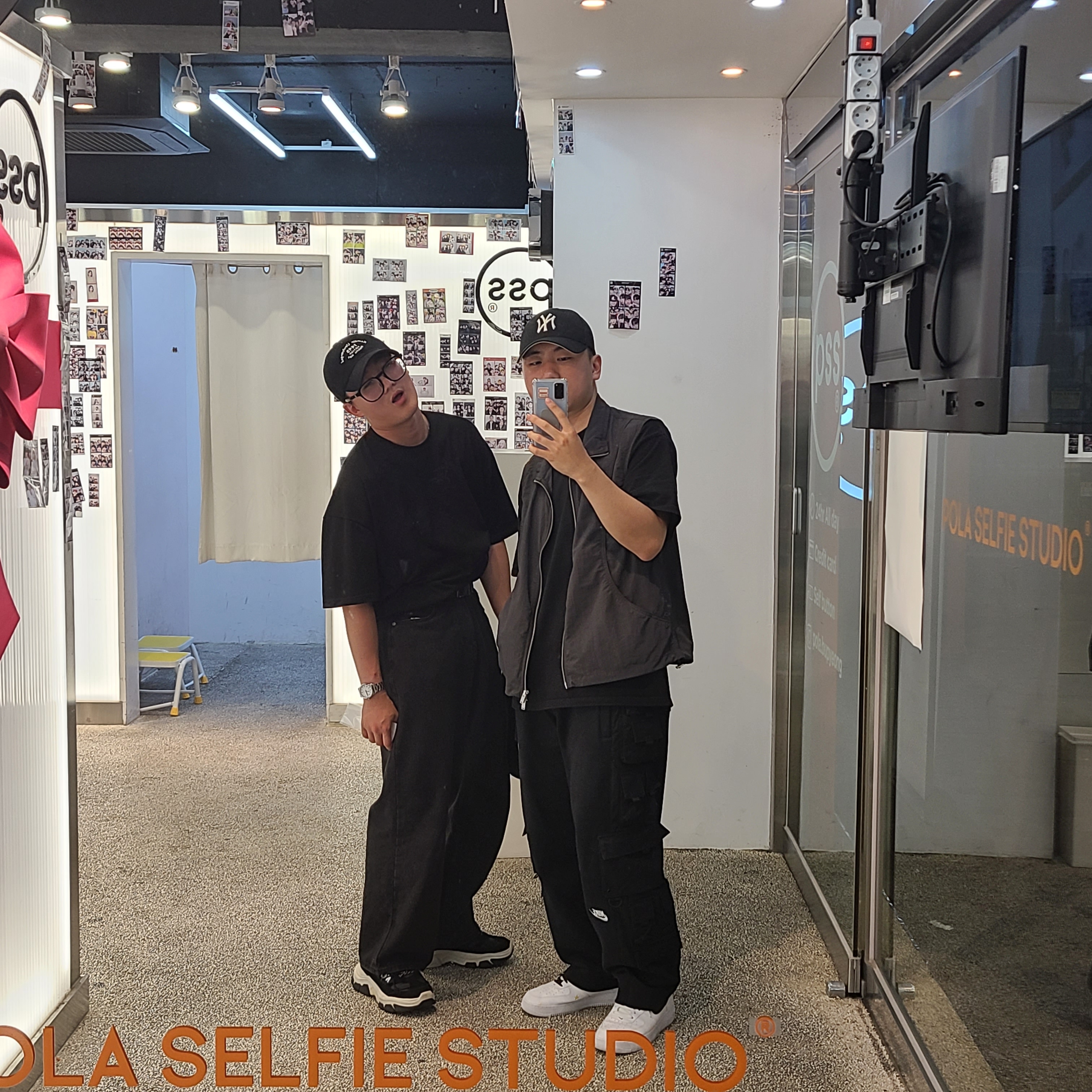 Nike x Peaceminusone Wide Pants Black (DR0096-010), Nike Air Force 1 '07 LV8 2 Have a Nike Day 착용 스타일 - 3