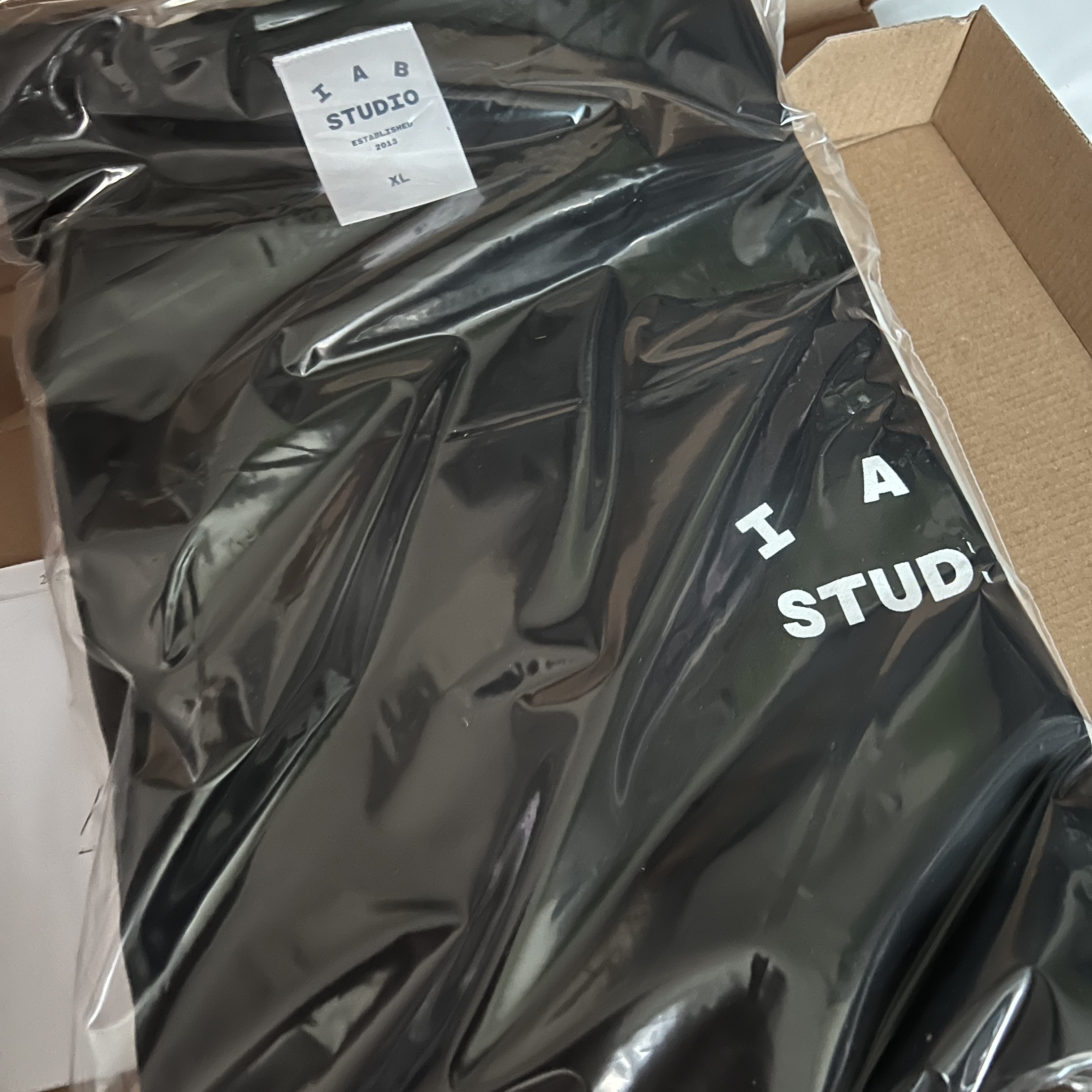IAB Studio 10th Anniversary T-Shirts Pack White & Black (2 Pack) 착용 스타일