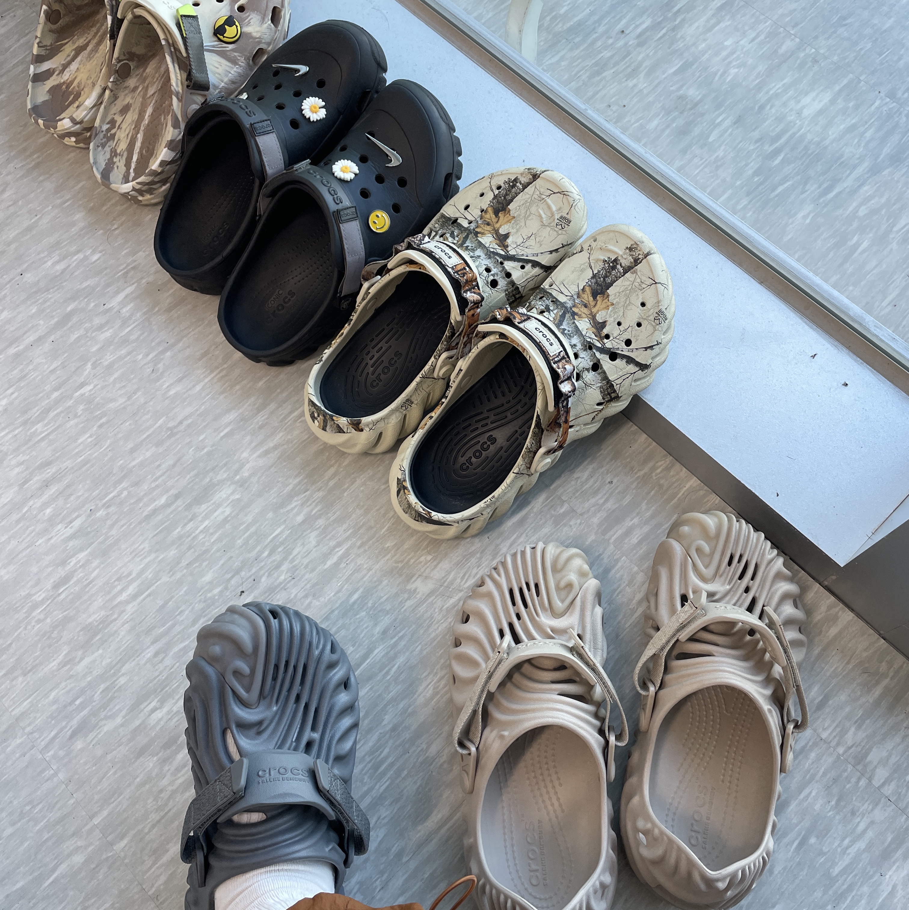 Crocs x Salehe Bembury Pollex Clog Niagara, Crocs x Salehe Bembury Pollex Clog Horchata 착용 스타일