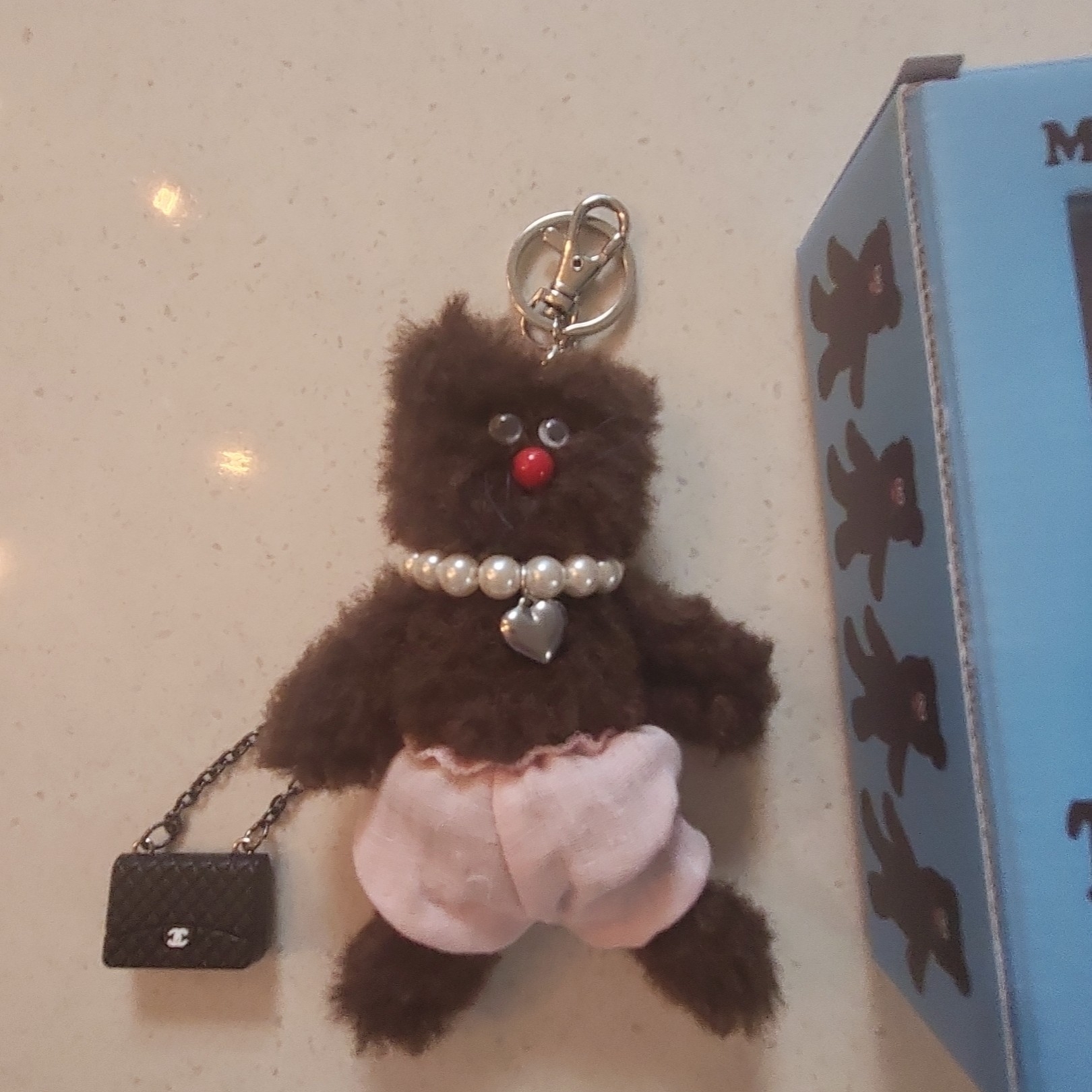 Monamhee Bred Keyring with Pink Pants Brown 착용 스타일 - 2