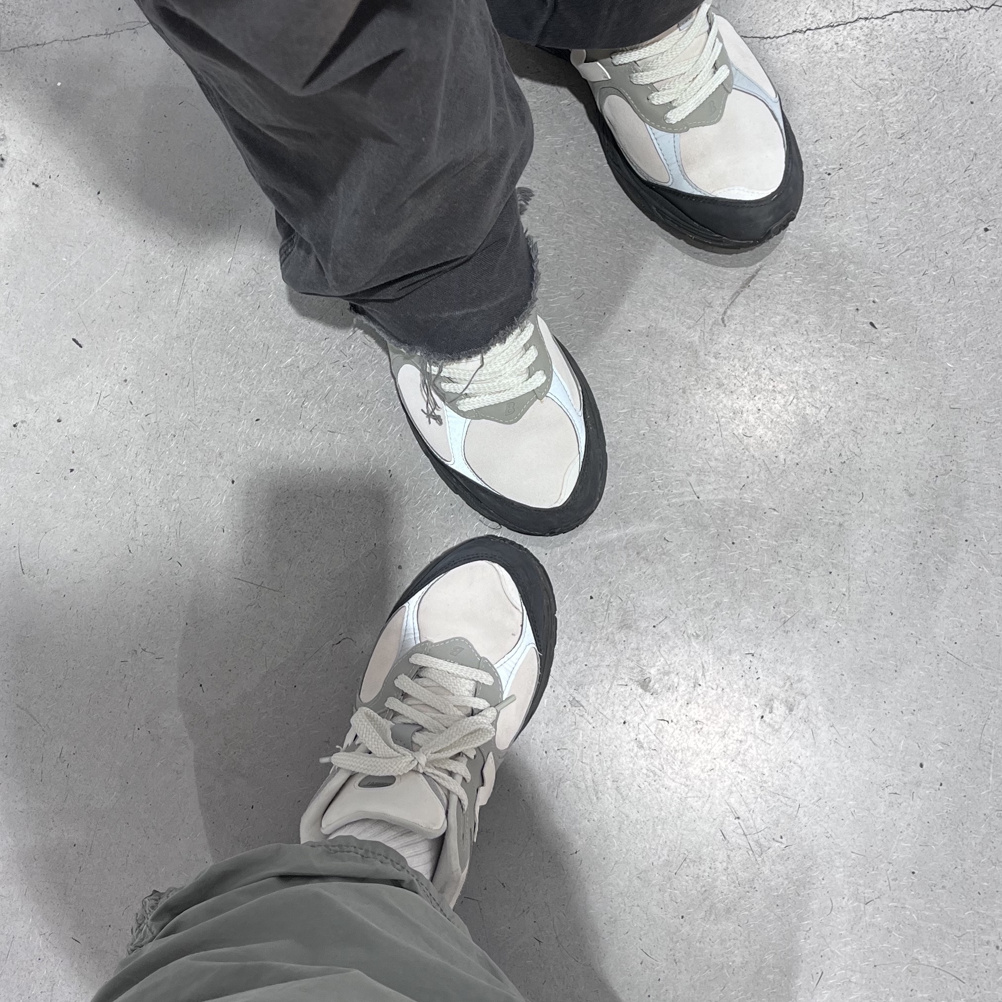 New Balance x The Basement 2002R Stone Grey 착용 스타일