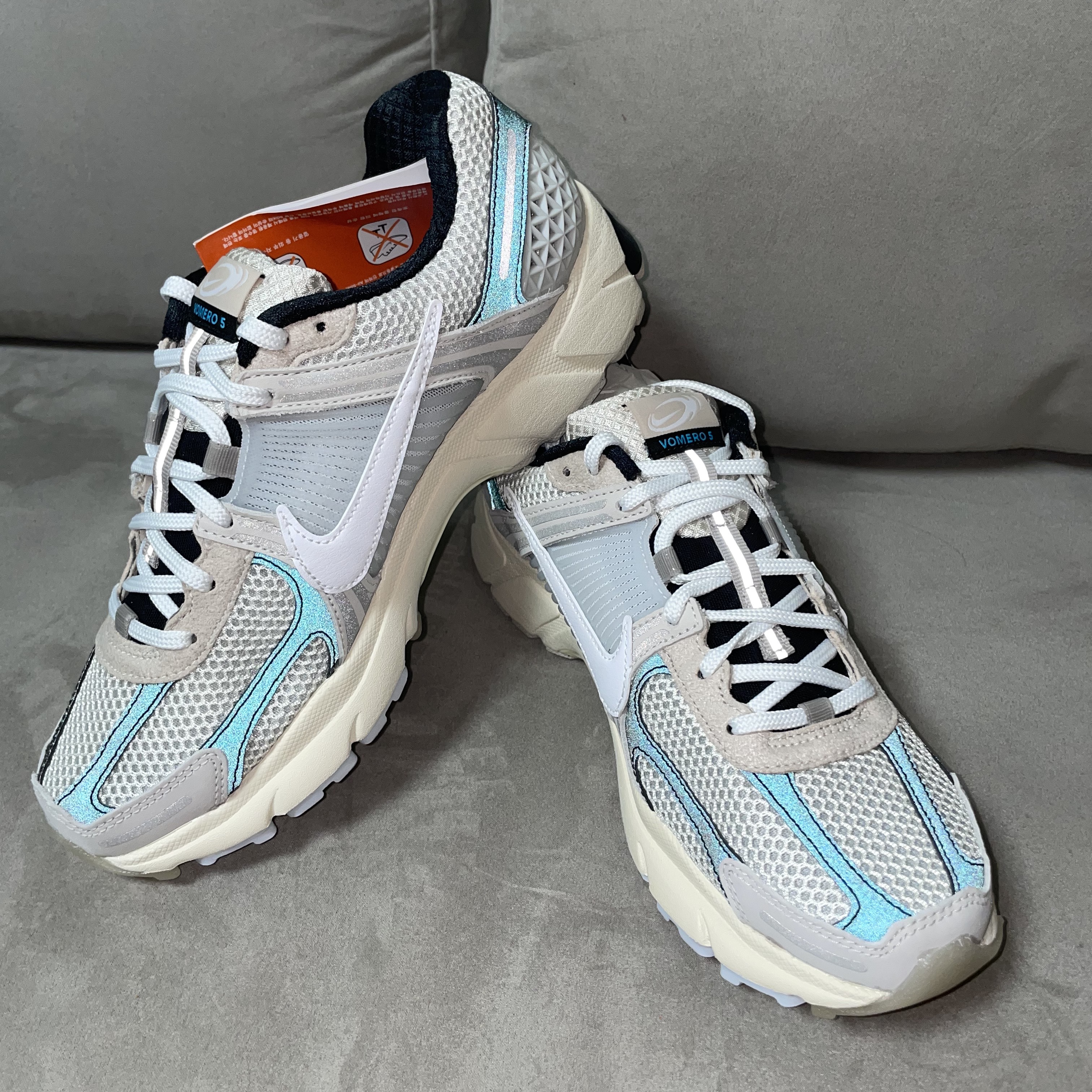 Nike Zoom Vomero 5 Light Bone and Black 착용 스타일 - 2