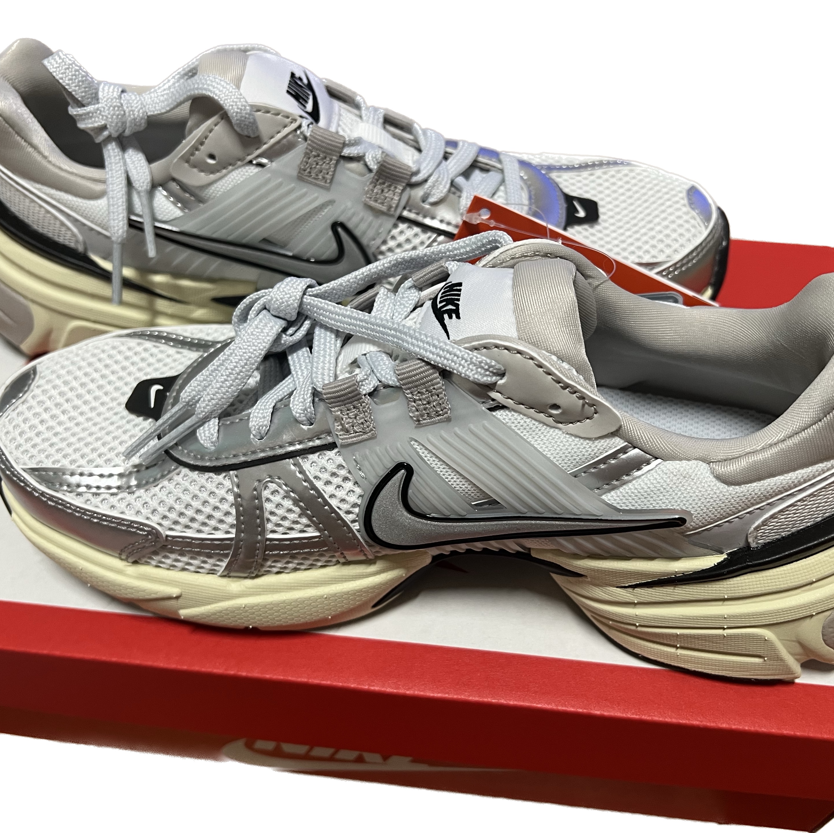Nike V2K Run Summit White Metallic Silver 착용 스타일