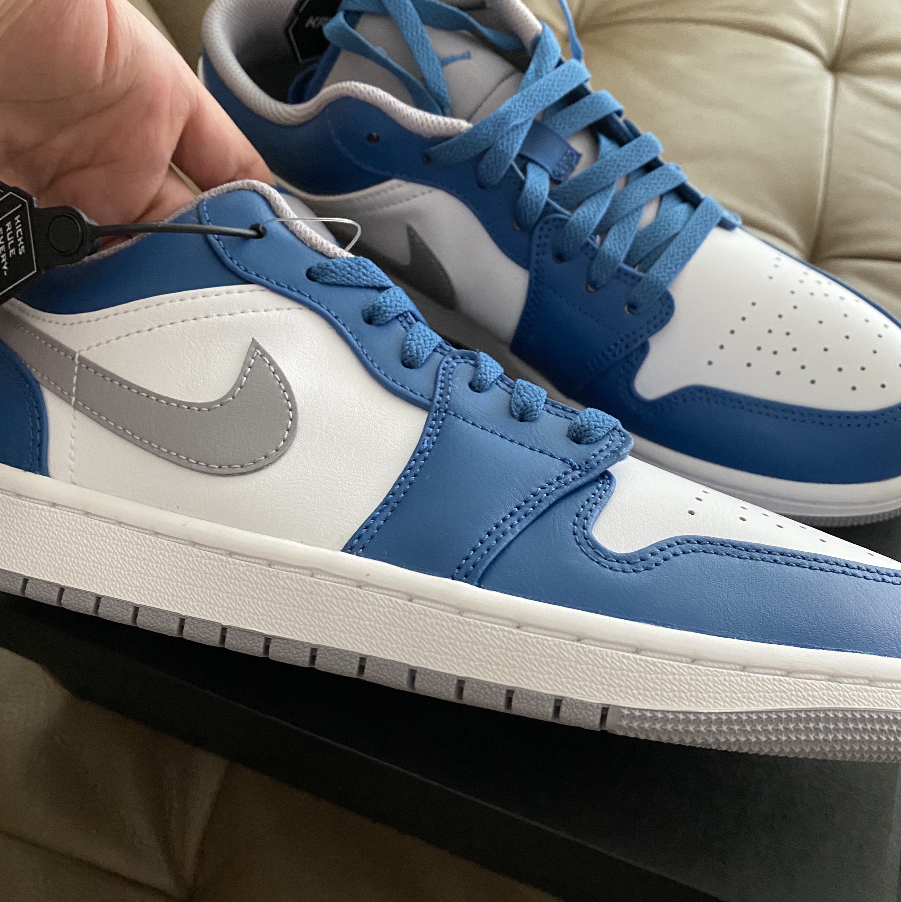 Jordan 1 Low True Blue Cement Grey 착용 스타일 - 4