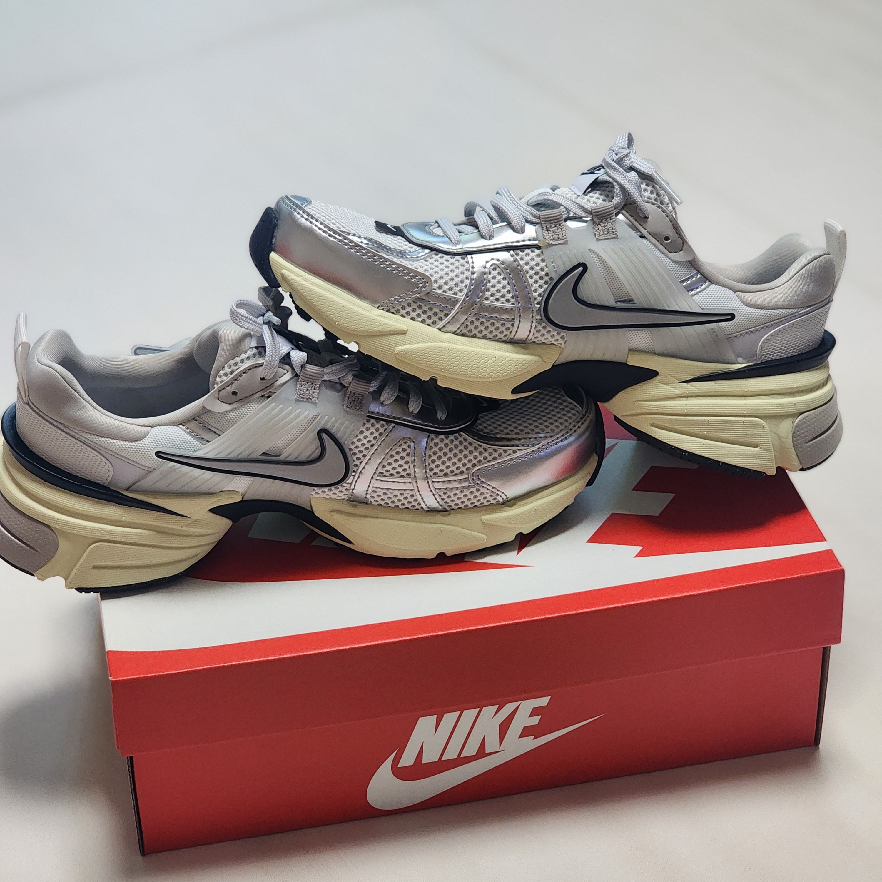 Nike V2K Run Summit White Metallic Silver 착용 스타일 - 1