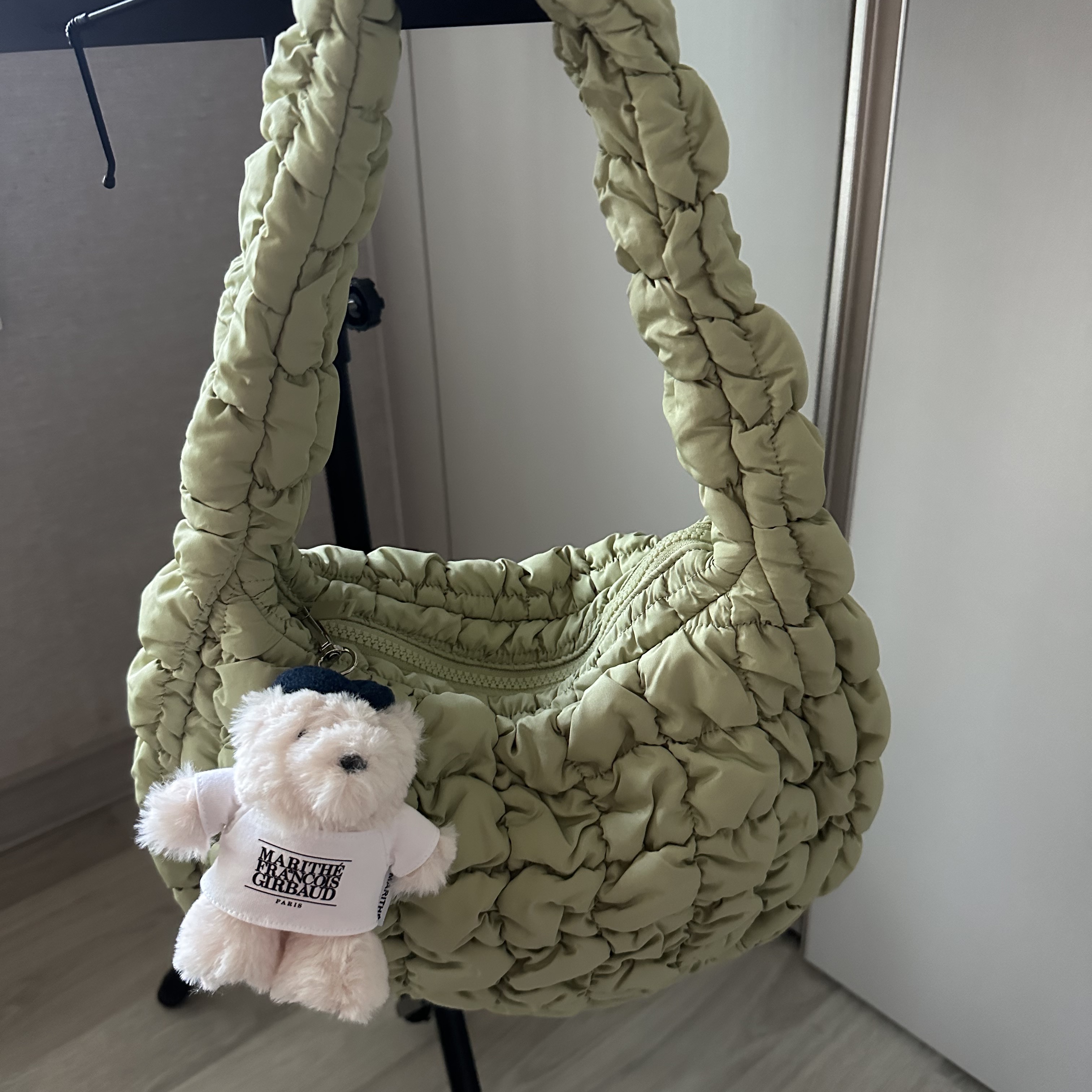 COS Quilted Mini Bag Light Green 착용 스타일