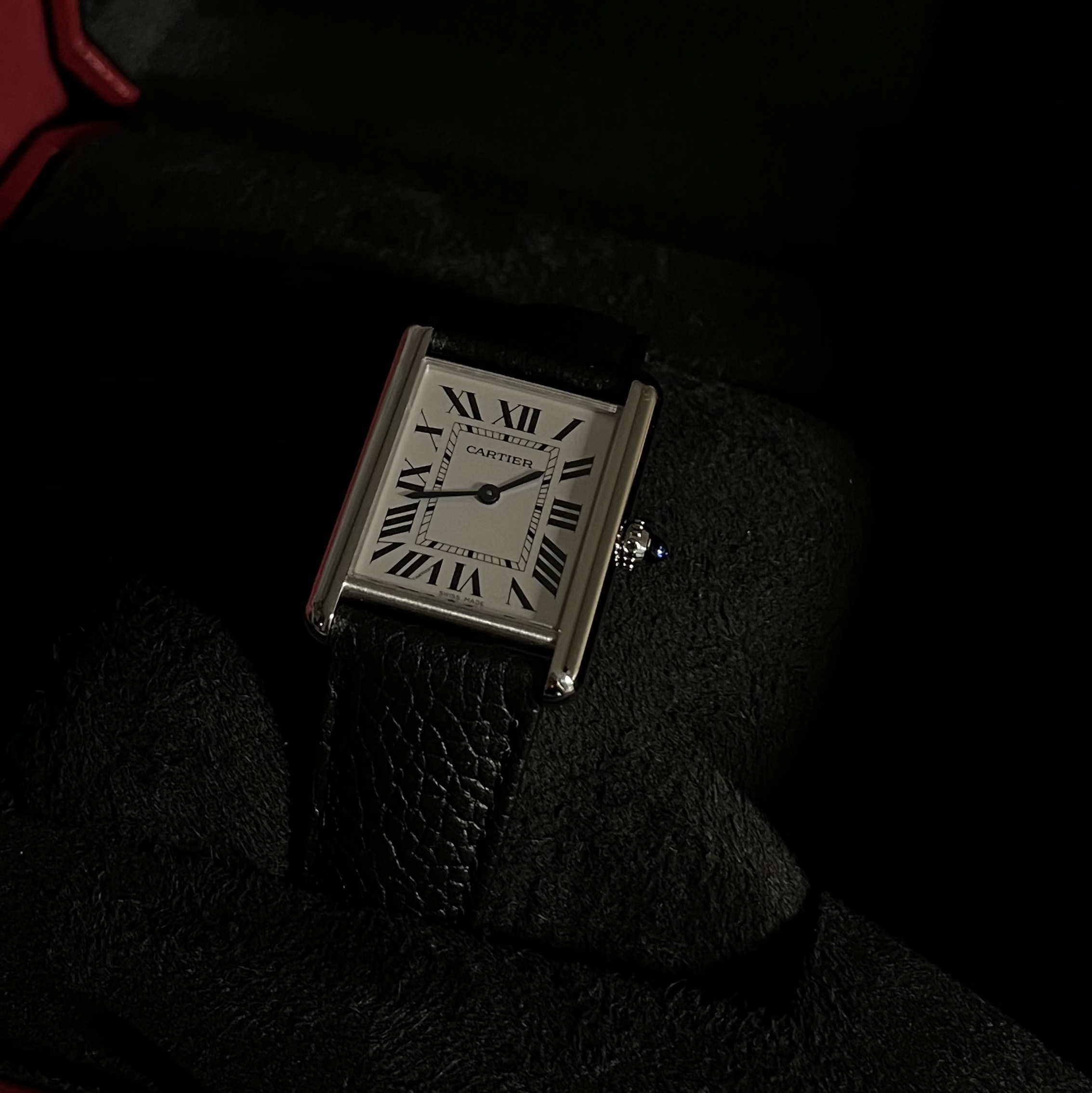Cartier Tank Must Watch Large Quartz Steel Calfskin Black 착용 스타일