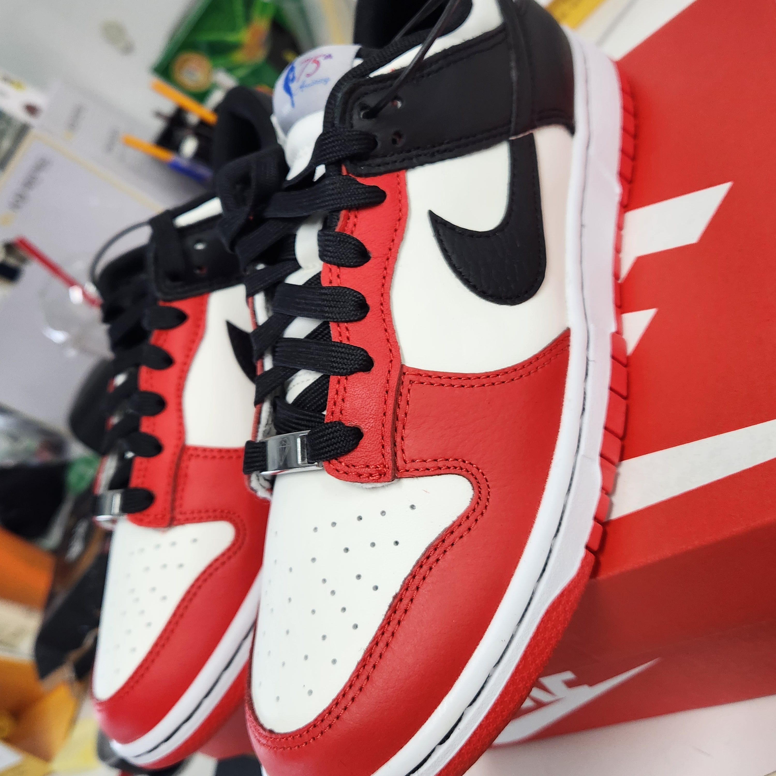 Nike x NBA Dunk Low Retro EMB Black and Chile Red 착용 스타일 - 2