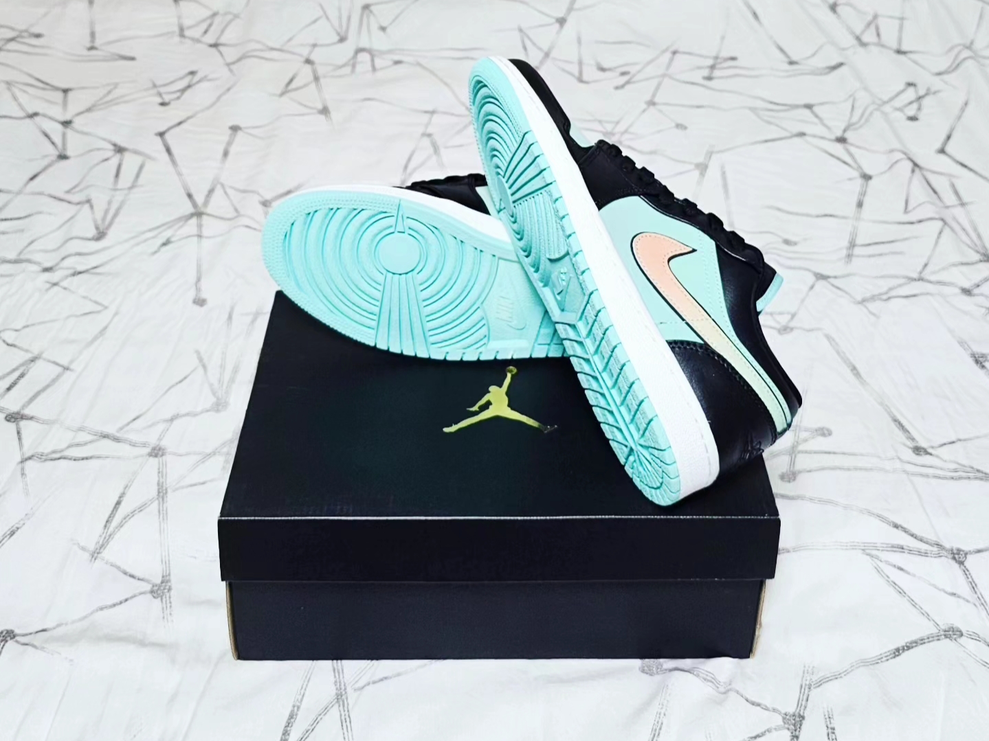 Jordan 1 Low SE Tropical Twist 착용 스타일 - 4