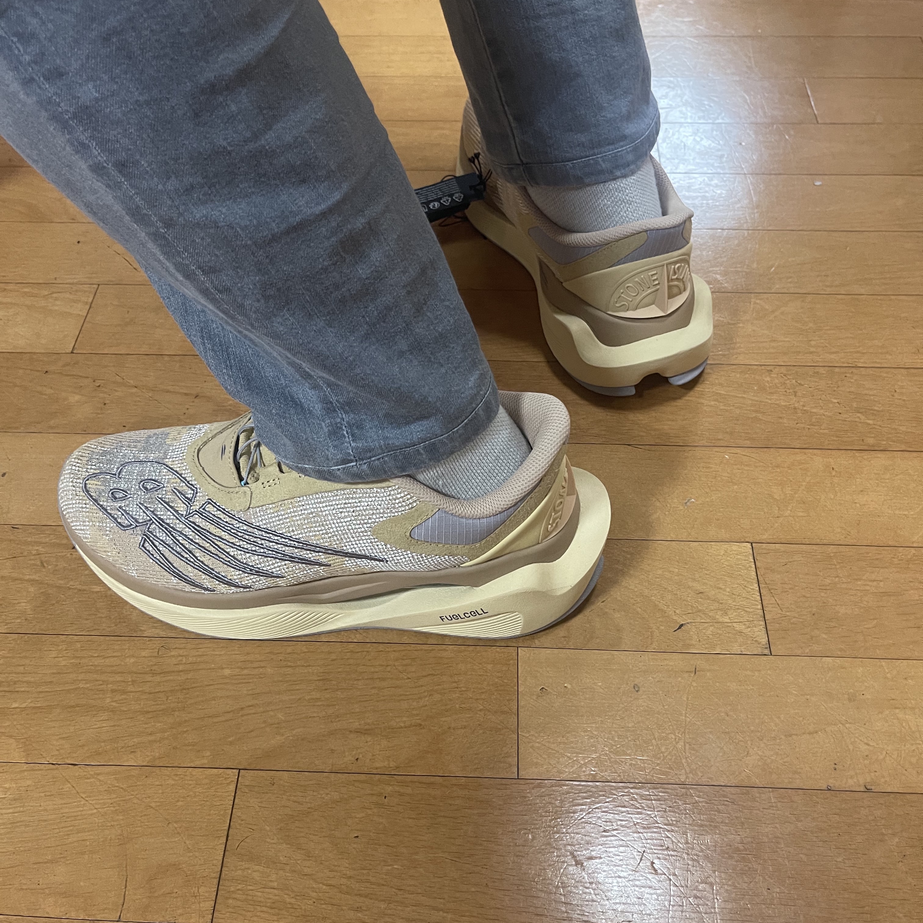 New Balance x Stone Island x Tokyo Design Studios FuelCell C1 Beige 착용 스타일 - 5