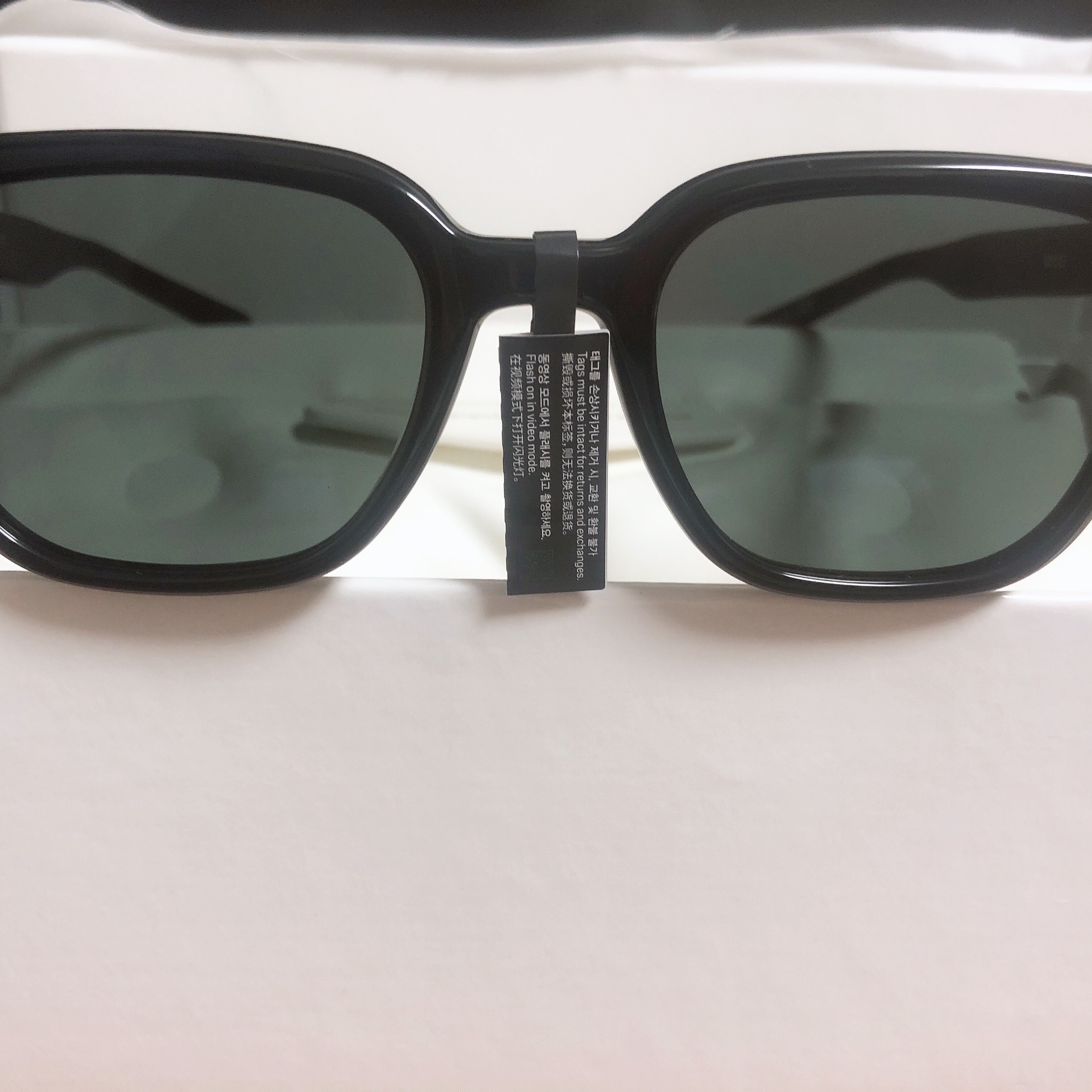Gentle Monster x Maison Margiela MM007 Black Black 착용 스타일 - 3
