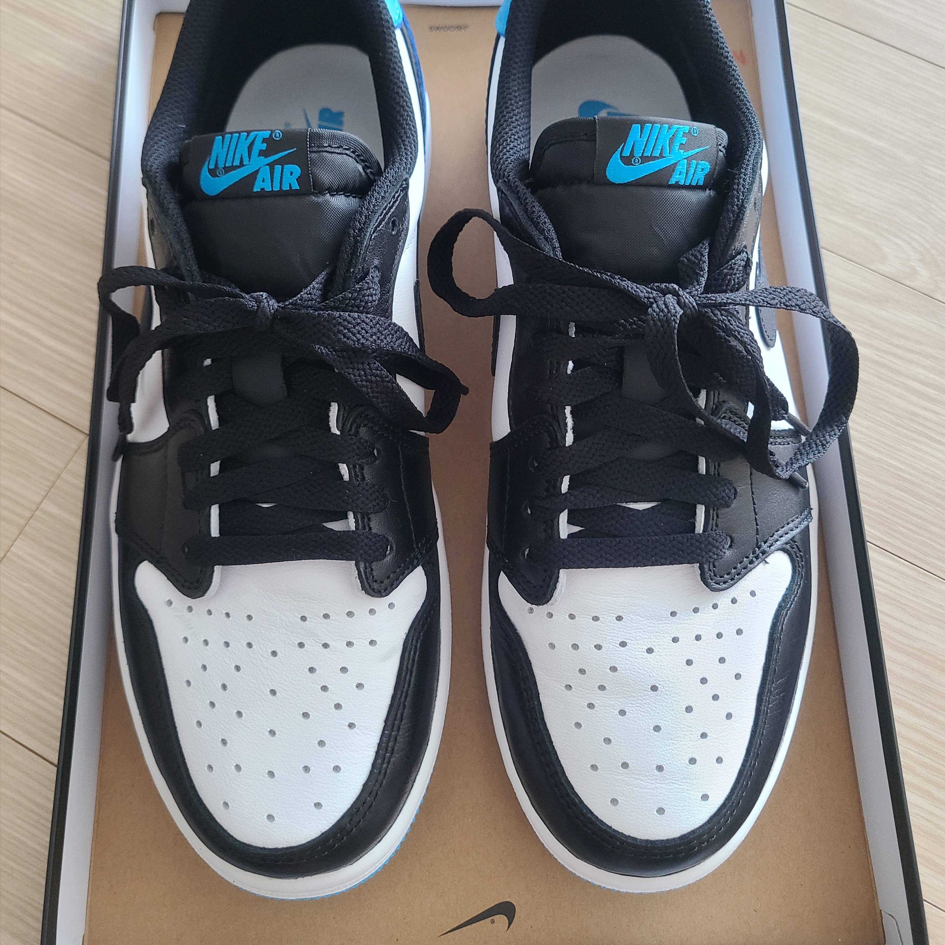Jordan 1 Retro Low OG Black and Dark Powder Blue 착용 스타일