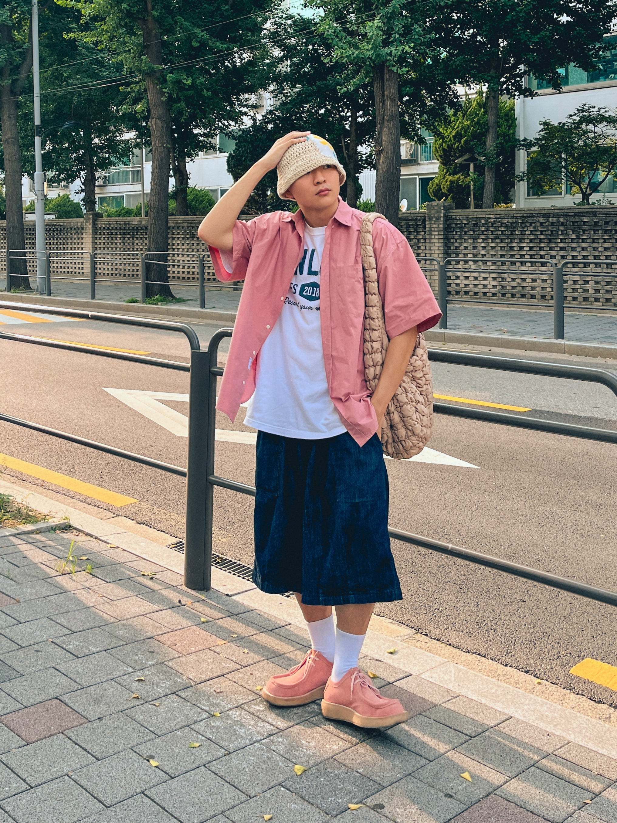 COS Quilted Oversized Shoulder Bag Beige 착용 스타일 - 3