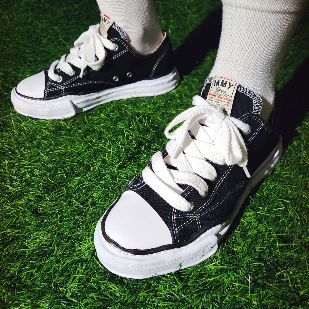 Maison Mihara Yasuhiro Peterson OG Sole Canvas Low Sneakers Black 착용 스타일 - 5