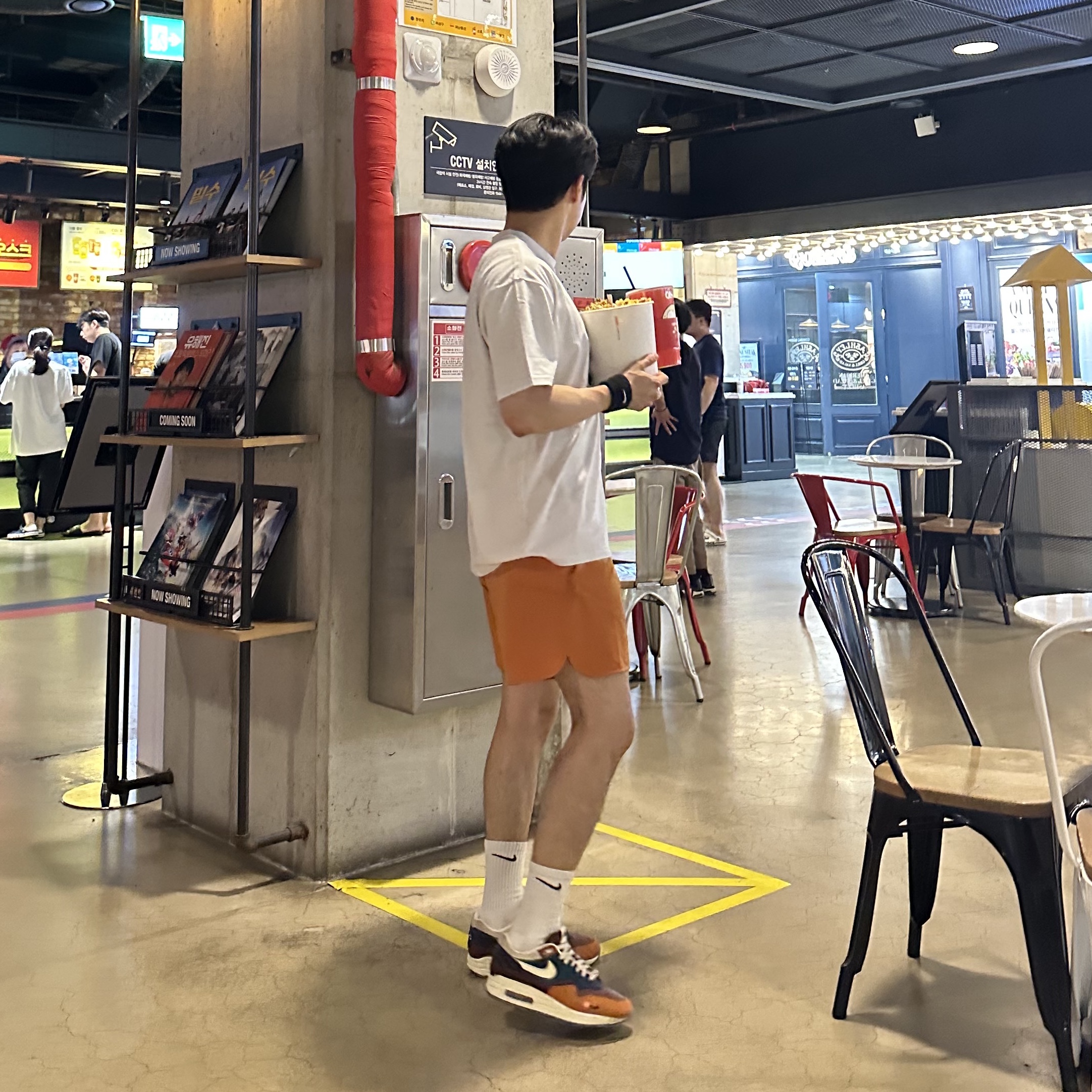 Nike x Kasina Air Max 1 SP Won-Ang Orange, Nike ACG Dri-Fit New Sands Shorts Monarch - Asia 착용 스타일