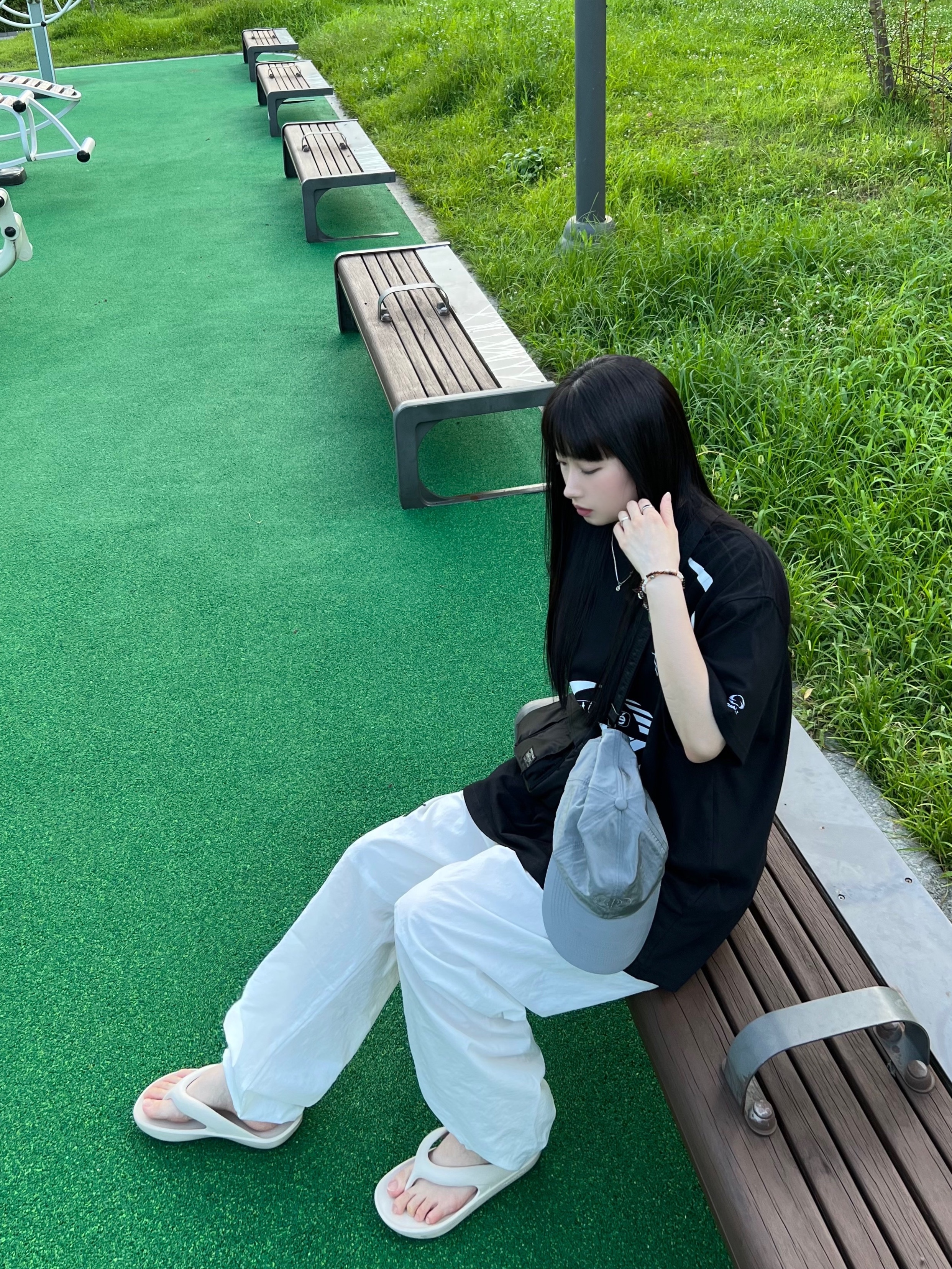 New Balance x Taw&Toe Flip Flop Ivory, Porter Tanker Shoulder Bag Black 착용 스타일