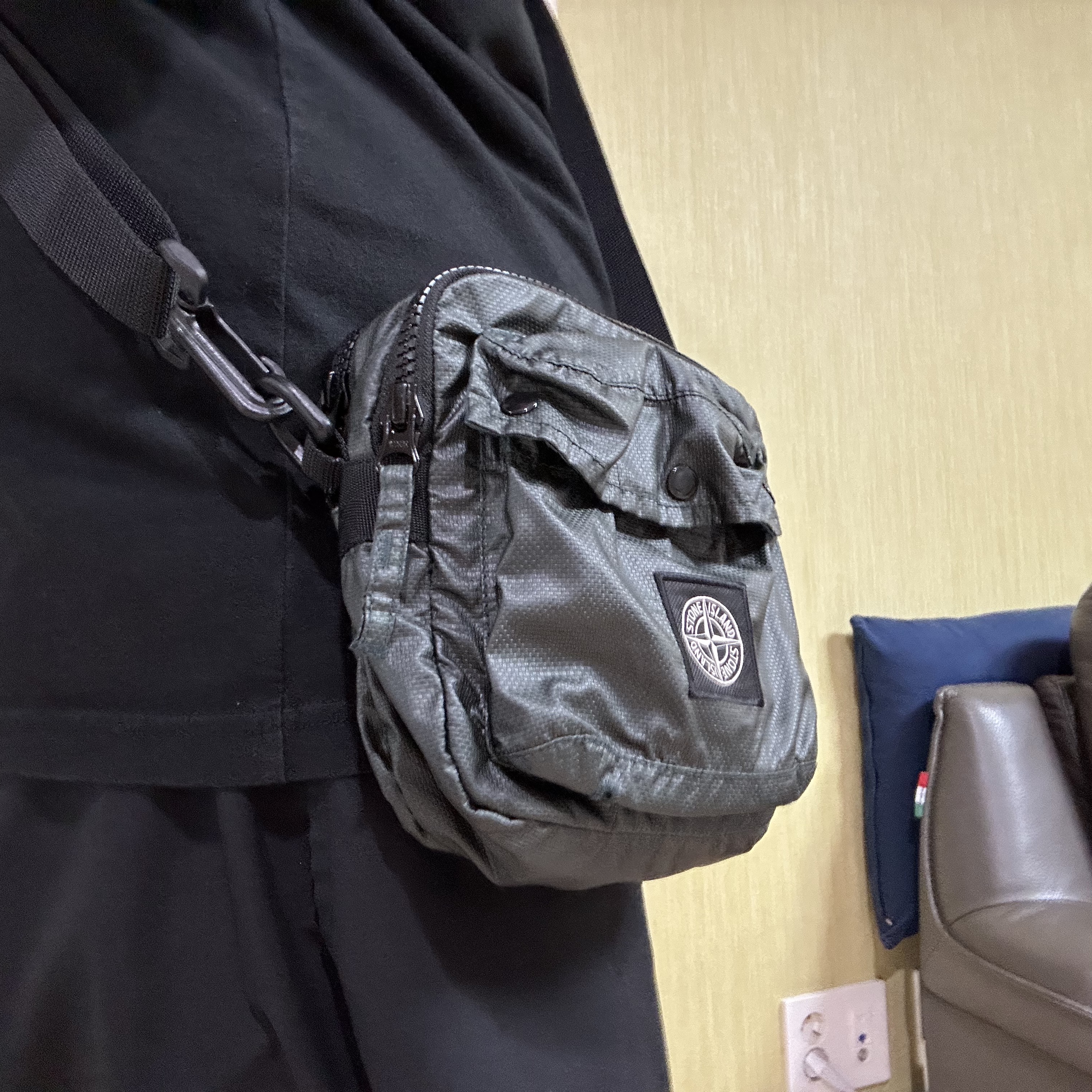 Stone Island 90270 Mussola Gommata Canvas Map Holder Bag Dark Green - 22FW 착용 스타일 - 2