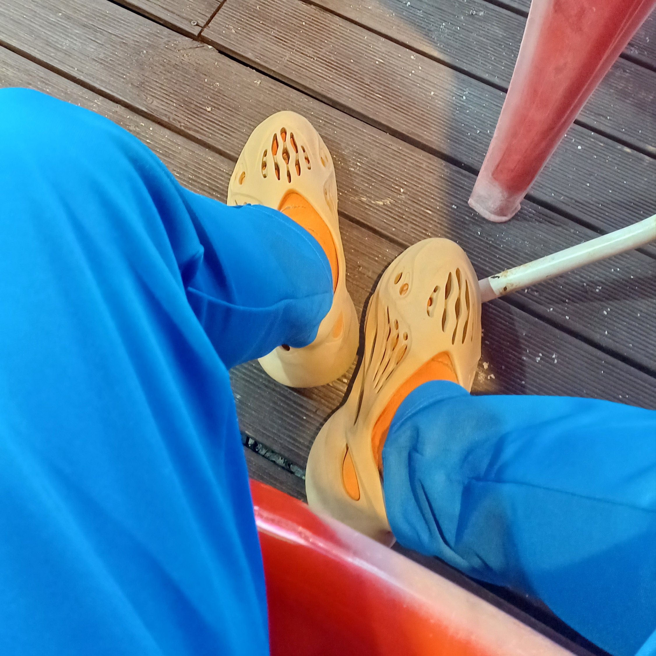 Adidas Yeezy Foam RNNR Ochre 착용 스타일