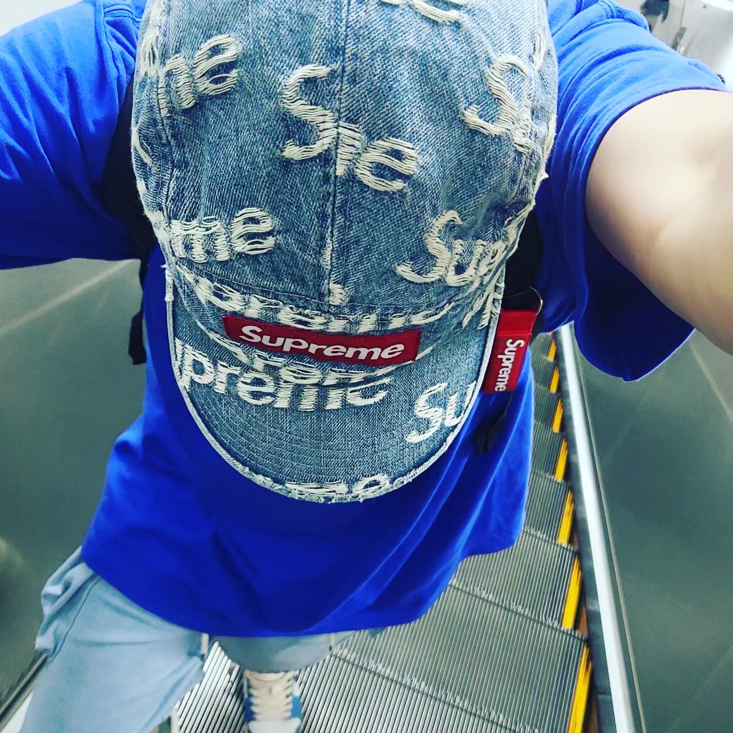 Supreme Frayed Logos Denim Camp Cap Blue - 21SS, Supreme Crown T-Shirt Royal - 23SS 착용 스타일 - 2
