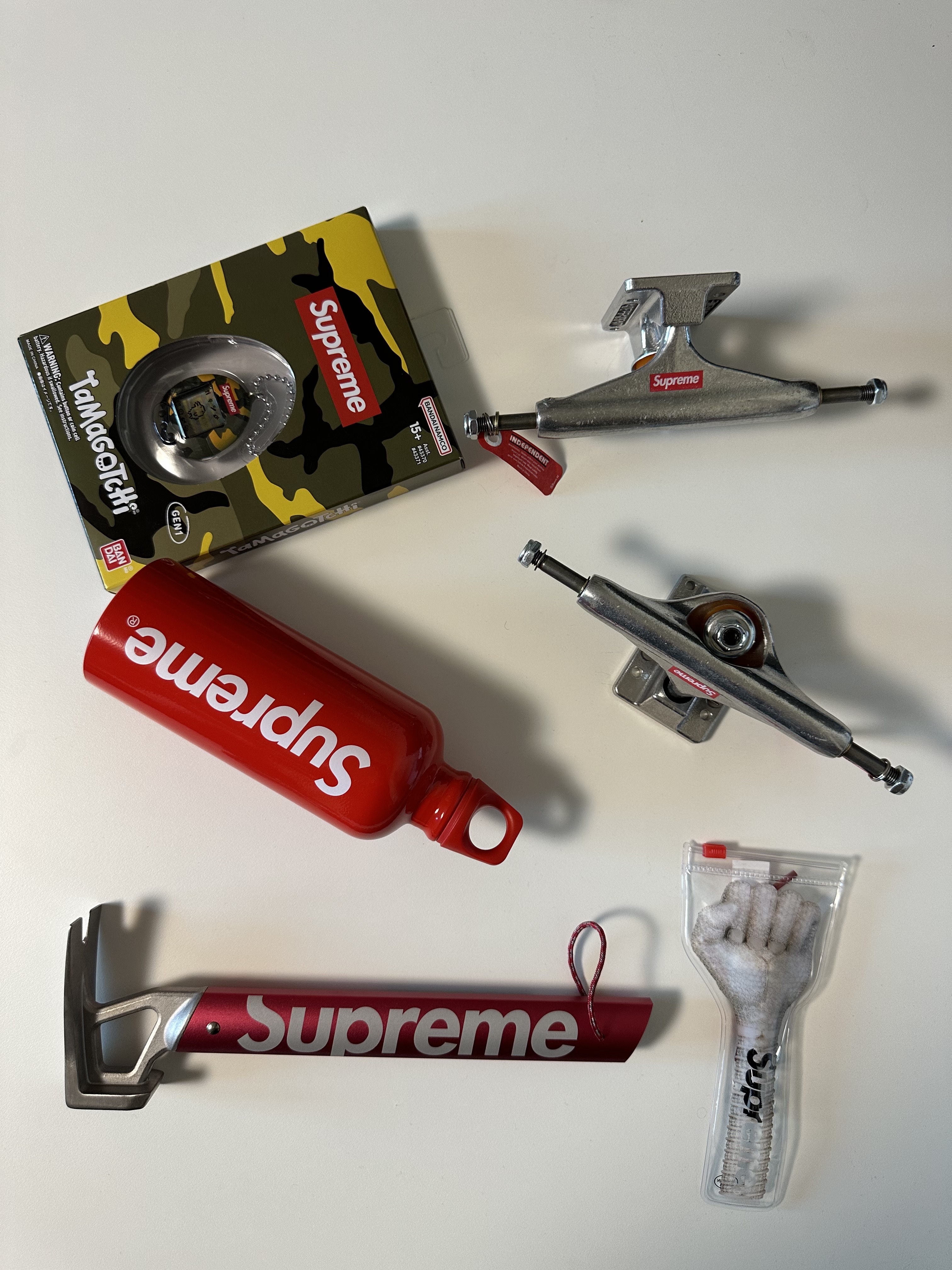 Supreme MSR Camp Hammer Red - 23SS, Supreme x Sigg Traveller 0.6L Water Bottle Red - 23SS 착용 스타일