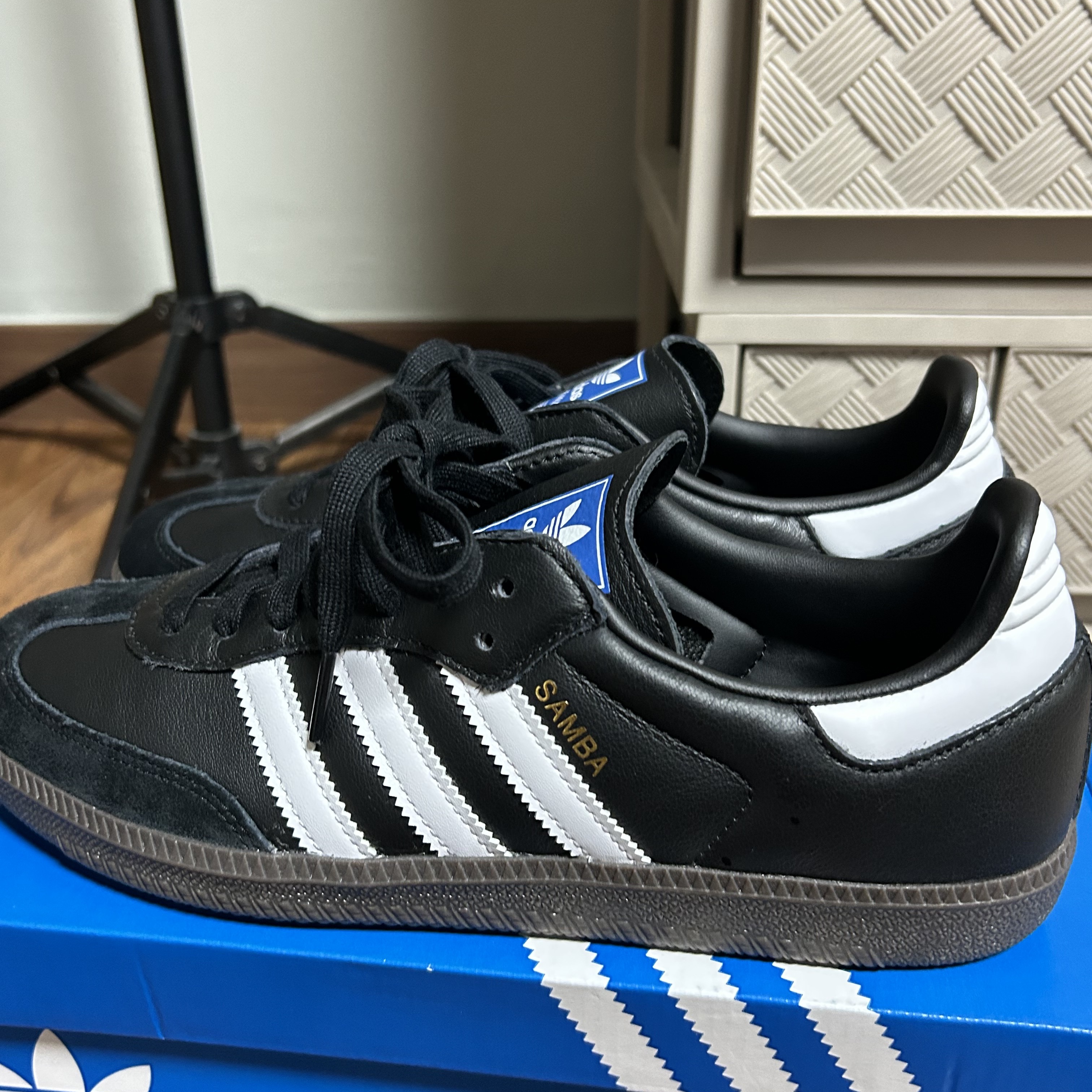 Adidas Samba OG Black White Gum 착용 스타일 - 1