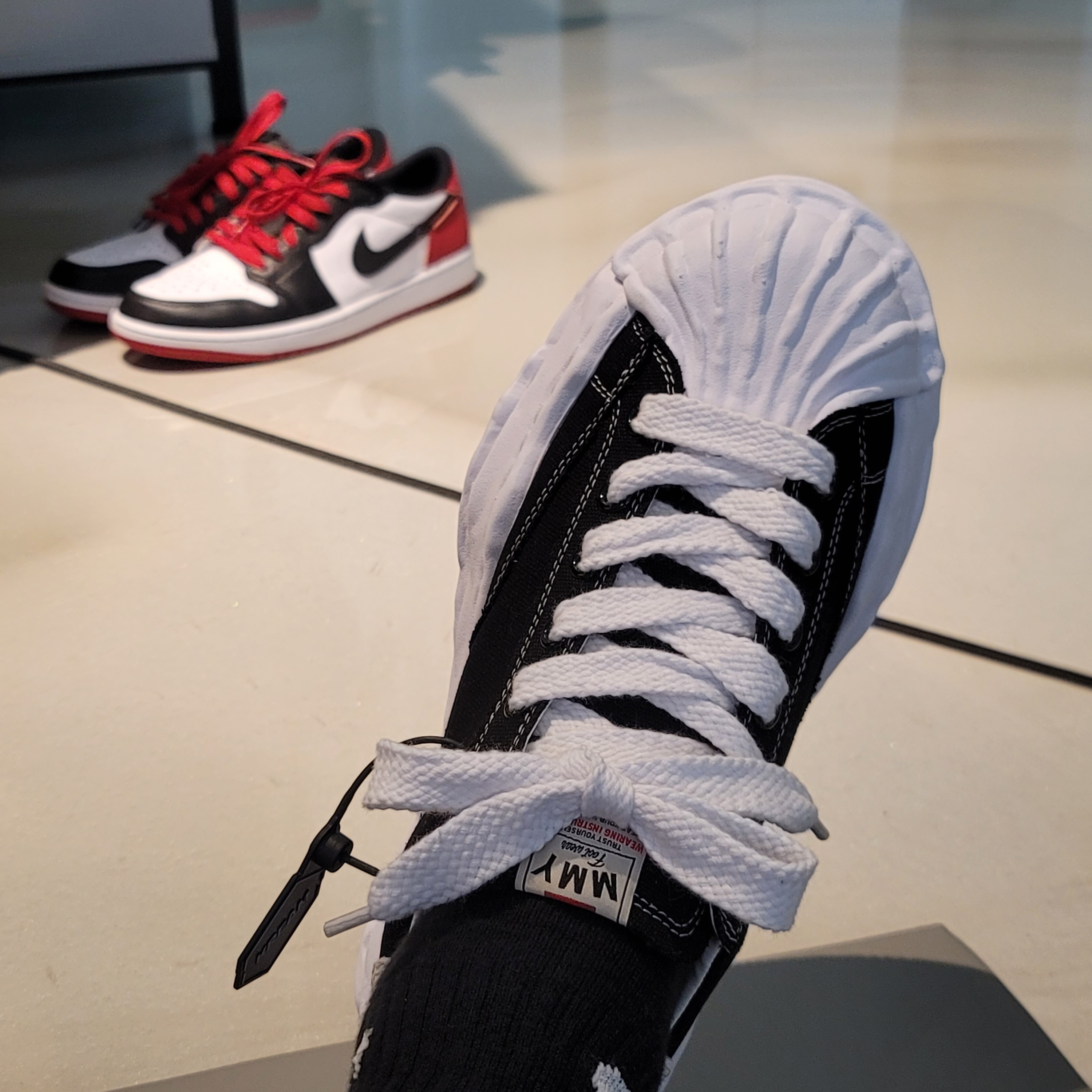 Maison Mihara Yasuhiro Blakey OG Sole Canvas Low-top Sneakers Black White, Jordan 1 Retro Low OG Black Toe 착용 스타일