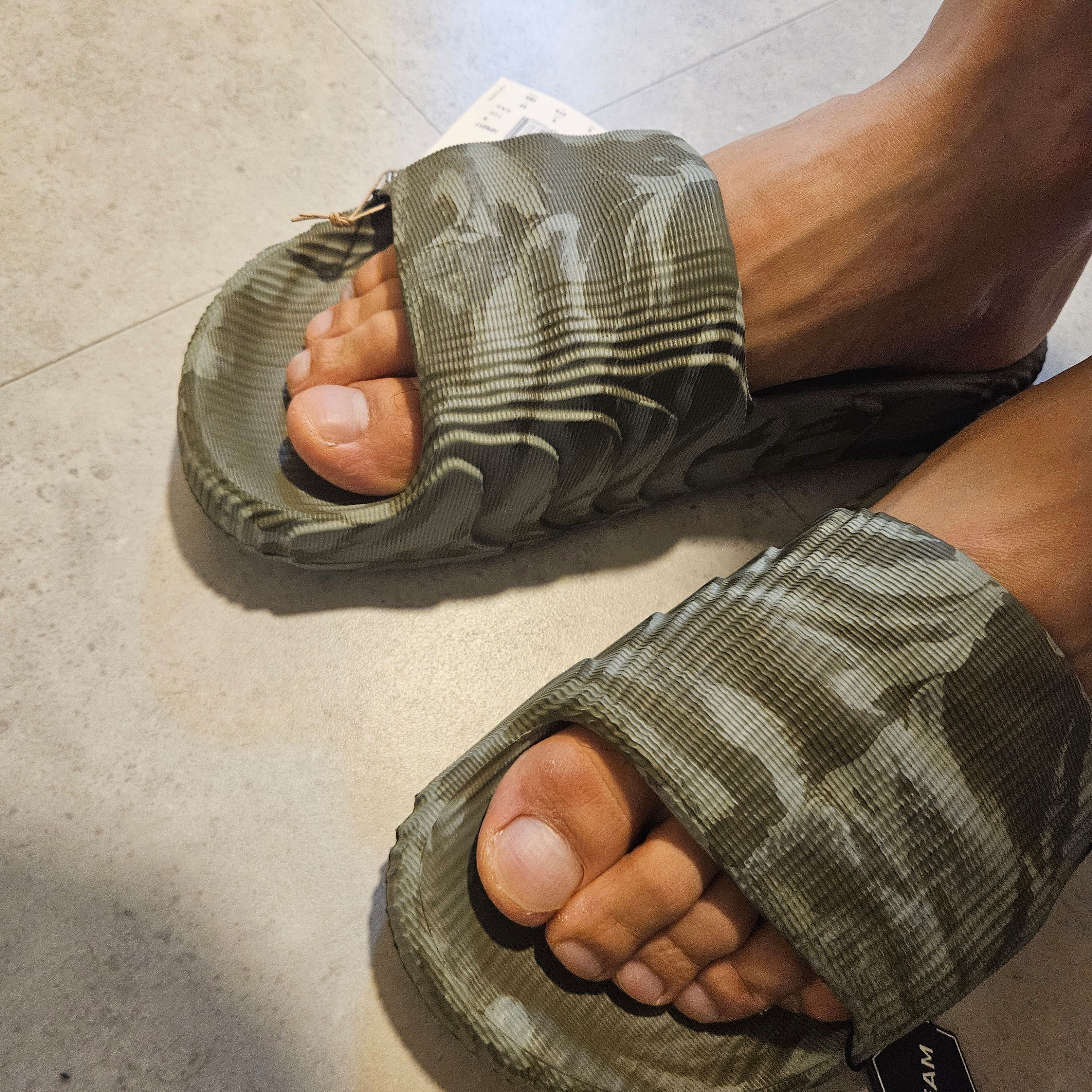 Adidas Adilette 22 Olive Strata 착용 스타일