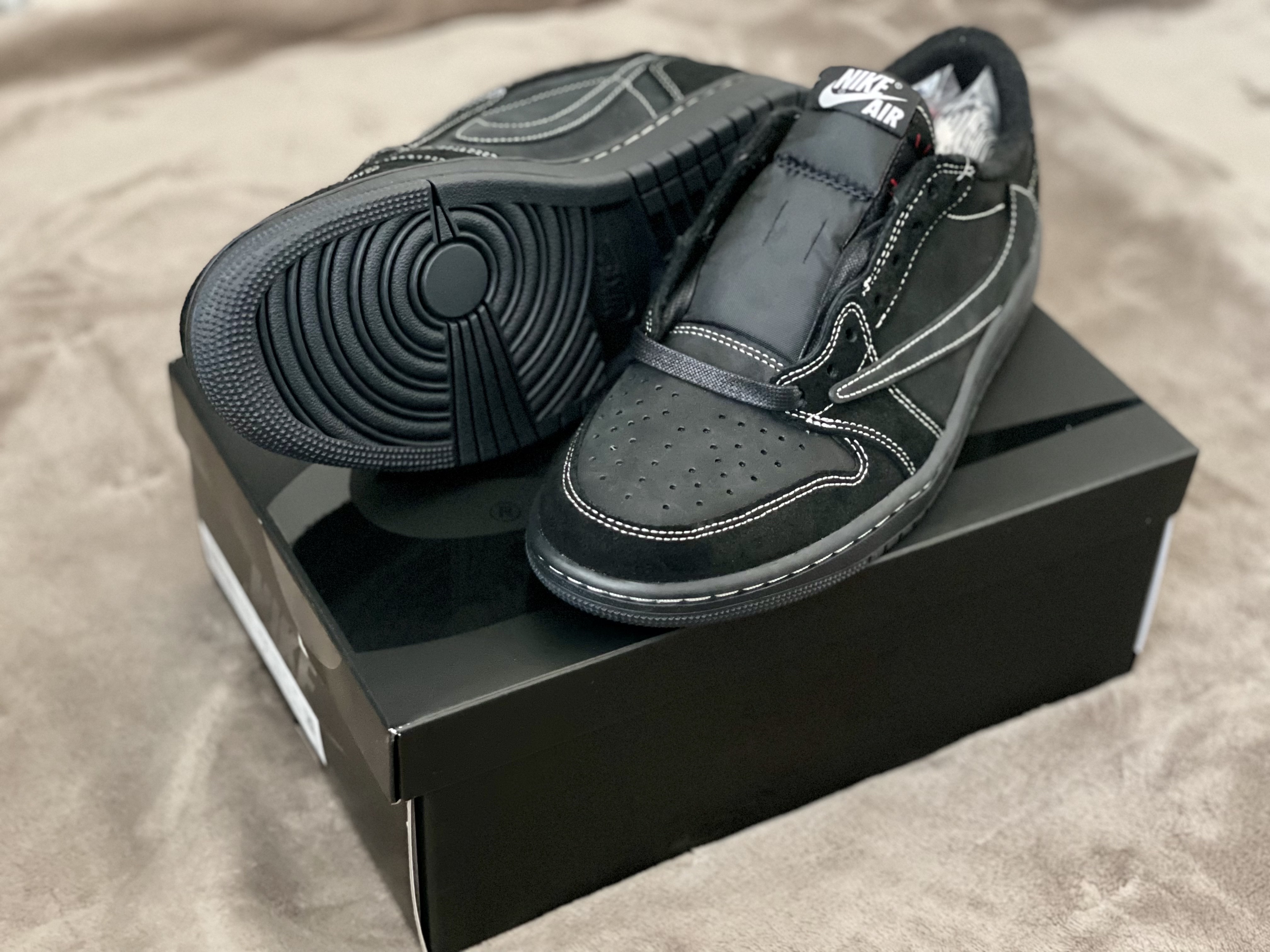 Jordan 1 x Travis Scott Retro Low OG SP Black Phantom 착용 스타일 - 1