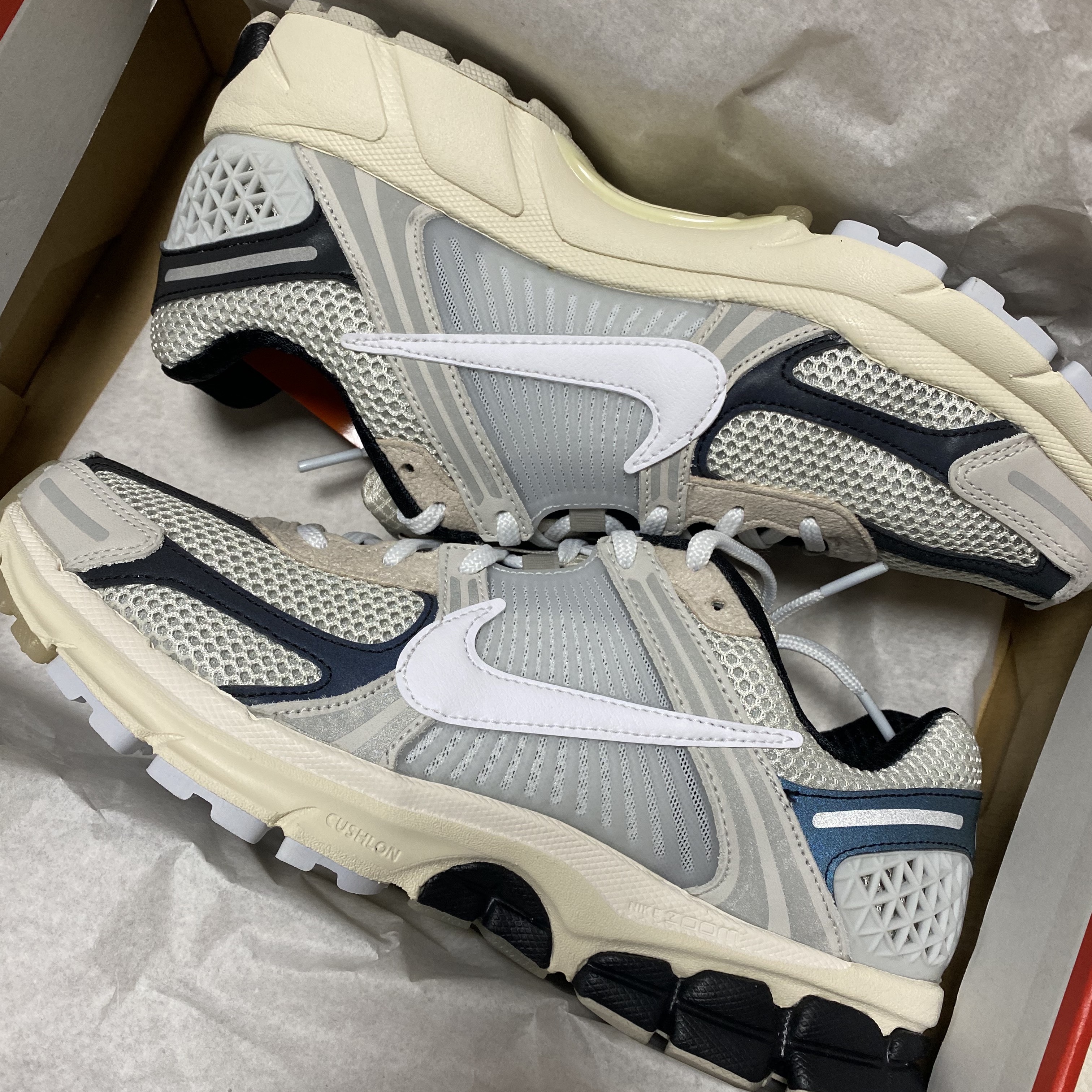 Nike Zoom Vomero 5 Light Bone and Black 착용 스타일