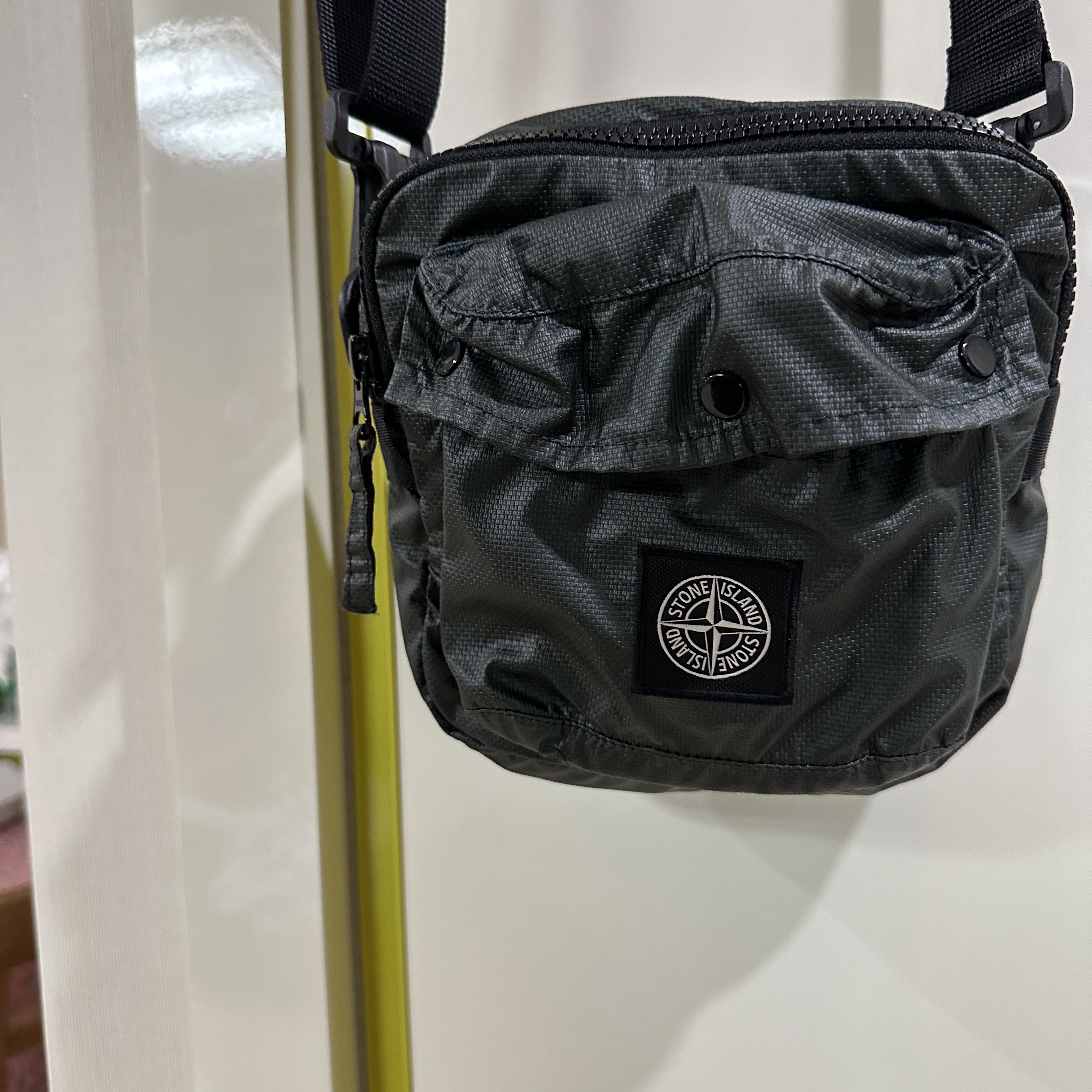 Stone Island 90270 Mussola Gommata Canvas Map Holder Bag Dark Green - 22FW 착용 스타일 - 1