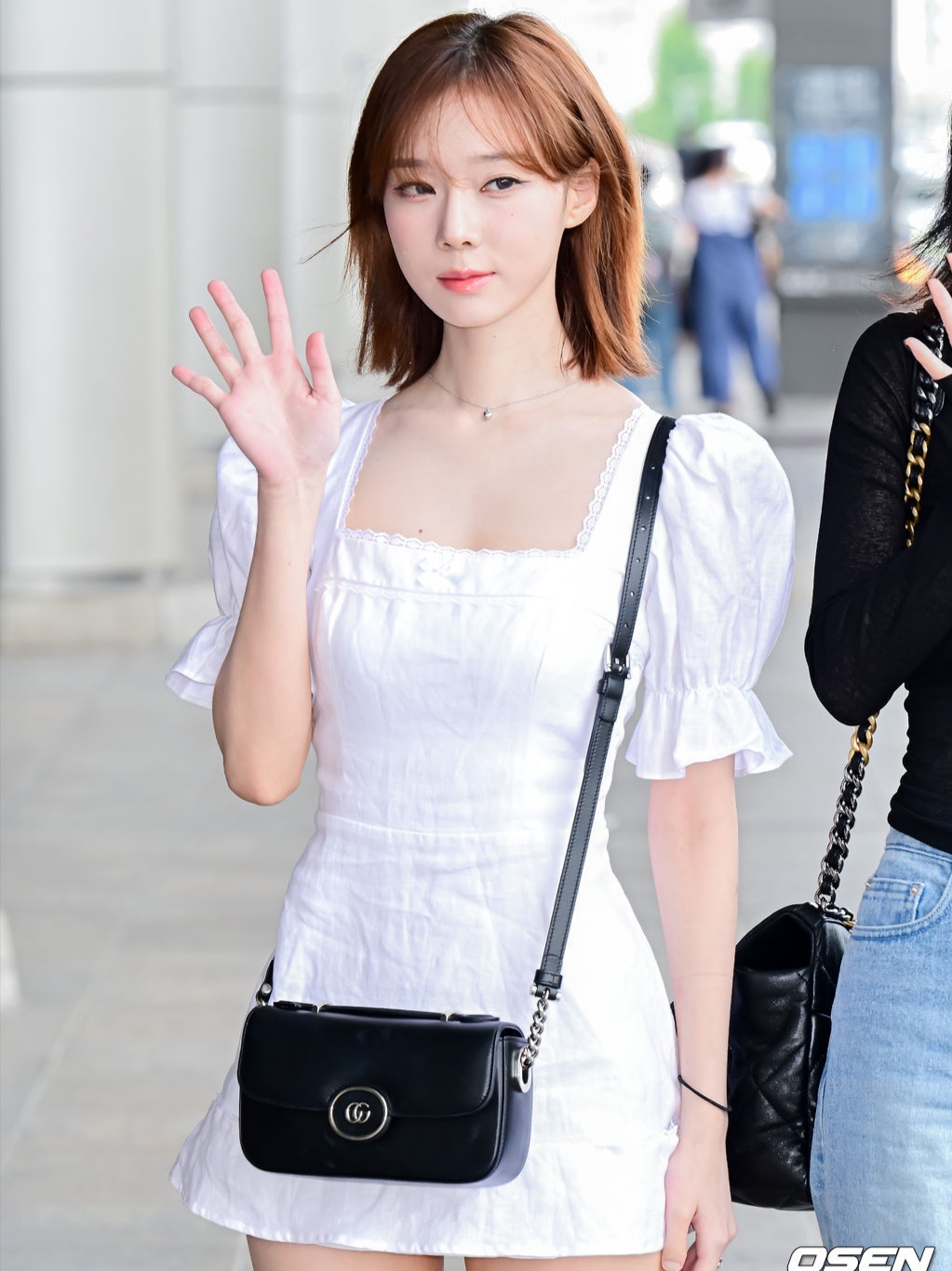 Gucci Petite GG Mini Shoulder Bag Black Leather 착용 스타일