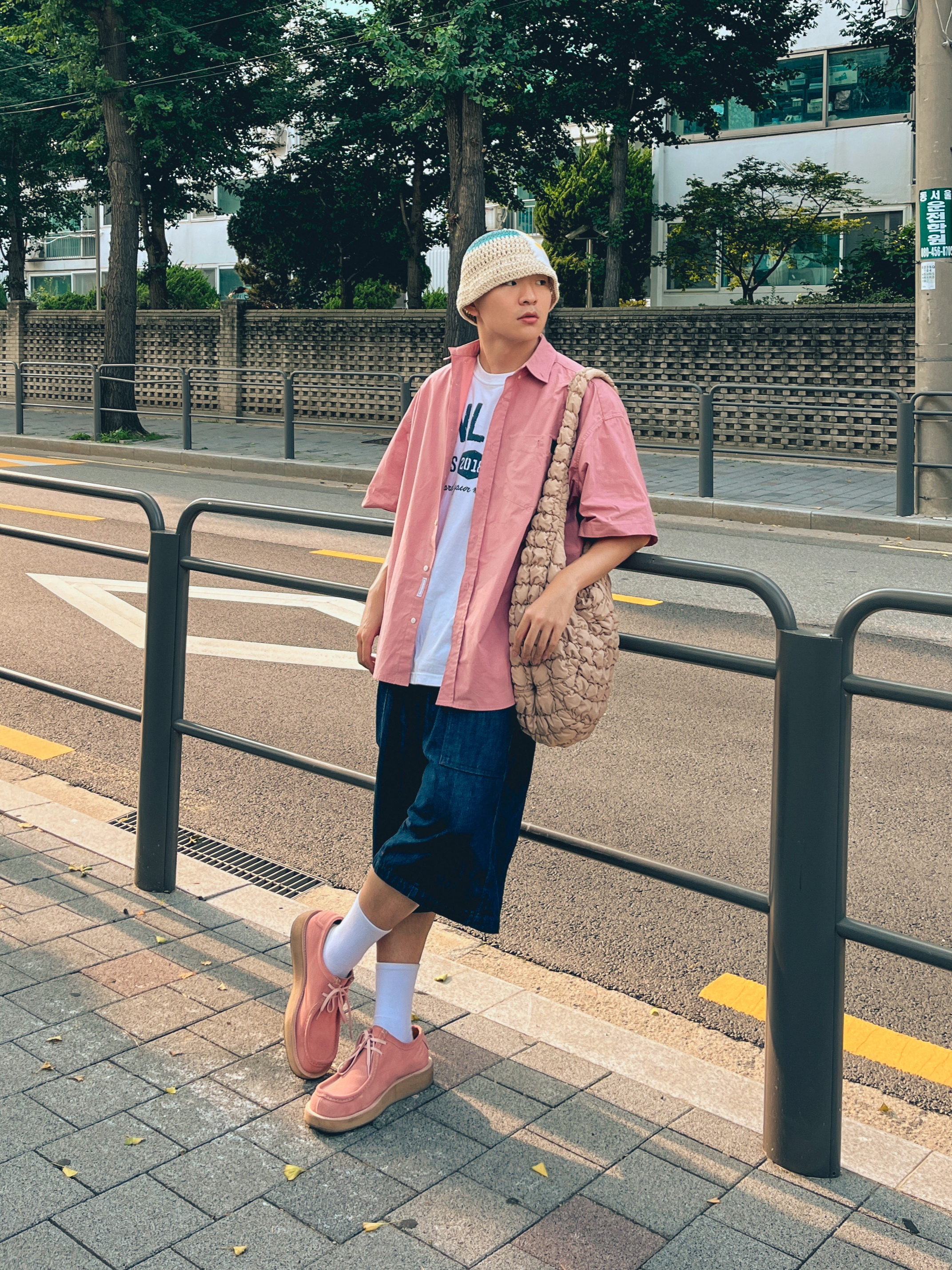 COS Quilted Oversized Shoulder Bag Beige 착용 스타일 - 2