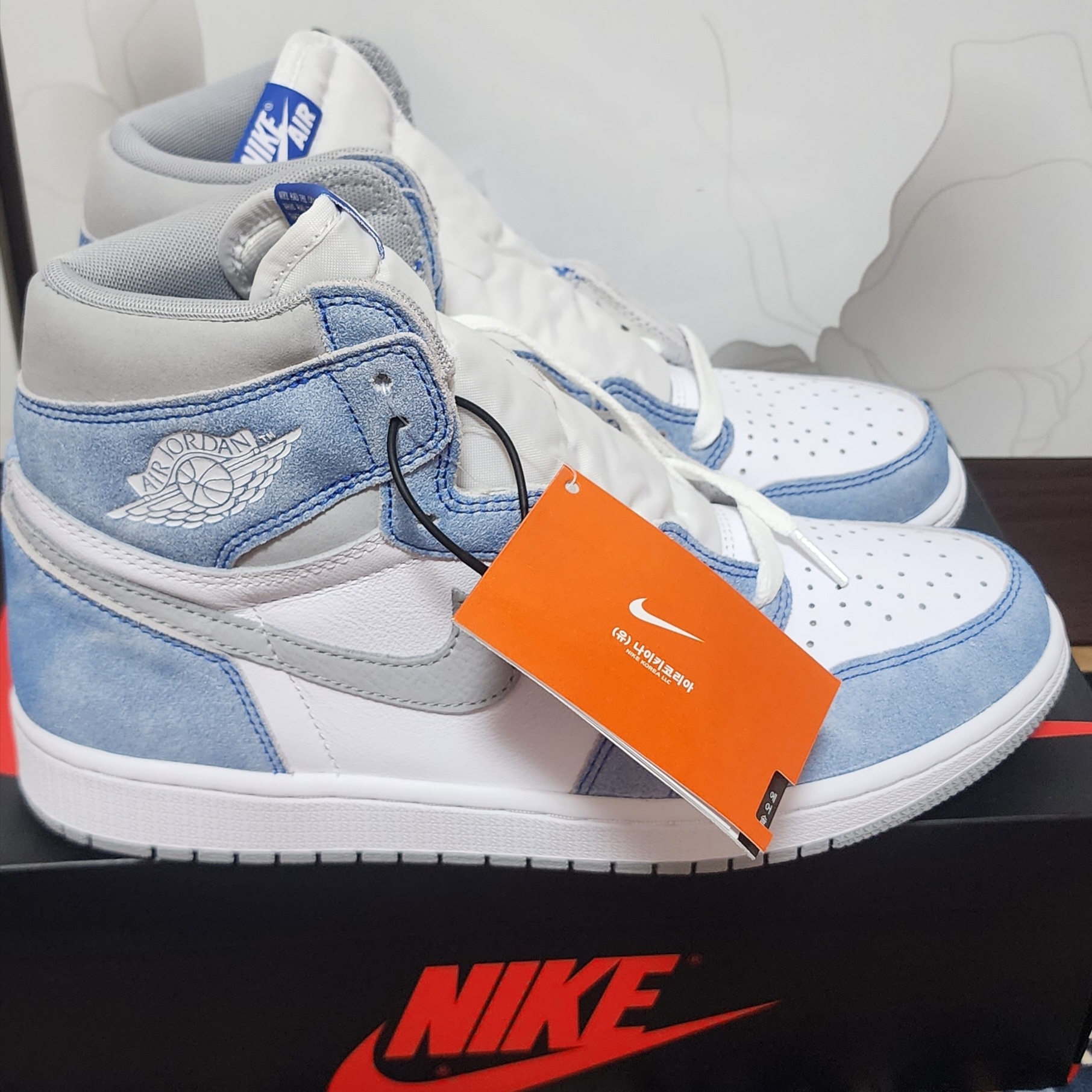 Jordan 1 Retro High OG Hyper Royal 착용 스타일