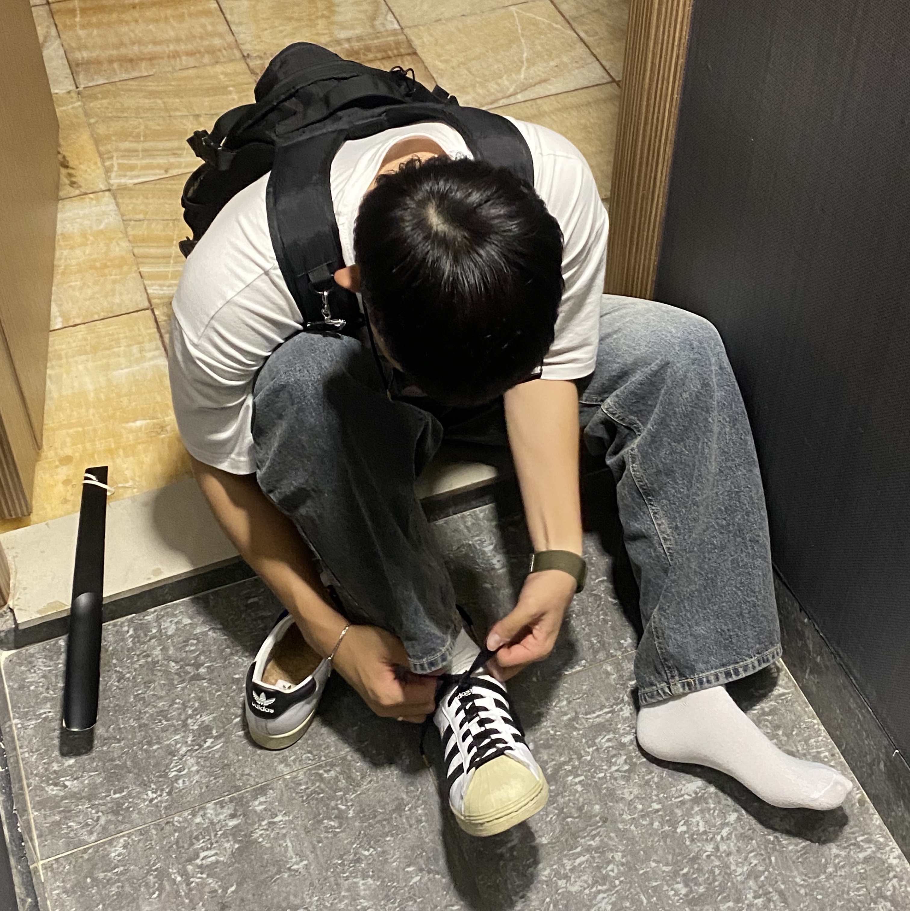 Adidas Superstar Premium White Black, Supreme Backpack Black - 18FW 착용 스타일