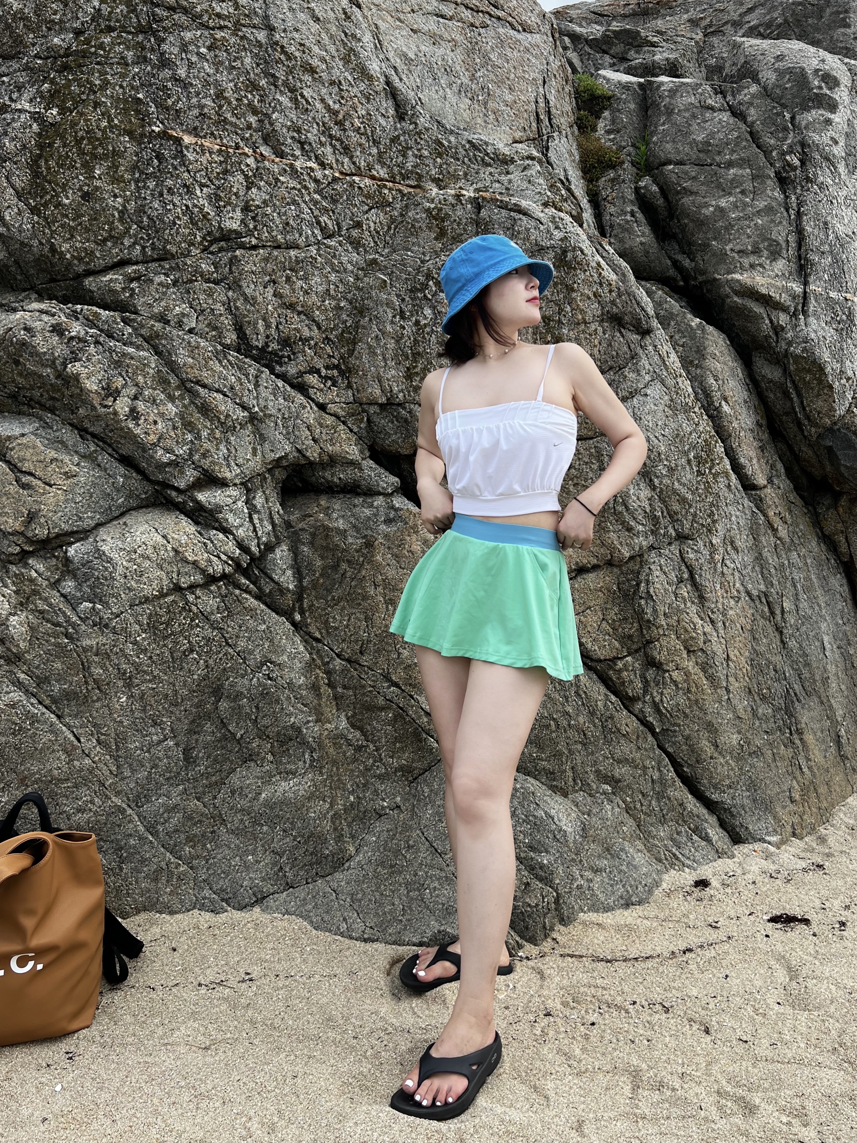 Stussy Washed Stock Bucket Hat Ocean, A.P.C. Ninon Tote Bag Nut Brown 착용 스타일