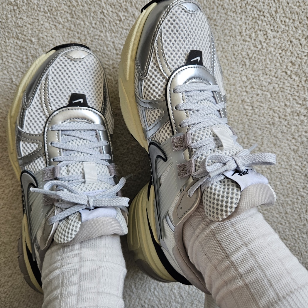 Nike V2K Run Summit White Metallic Silver 착용 스타일 - 2