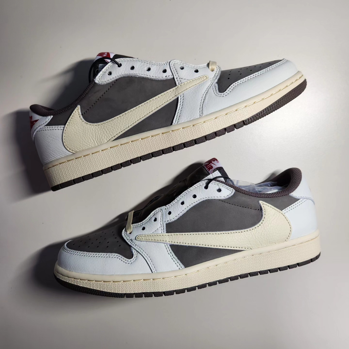 Jordan 1 x Travis Scott Retro Low OG SP Sail and Ridgerock 착용 스타일 - 2