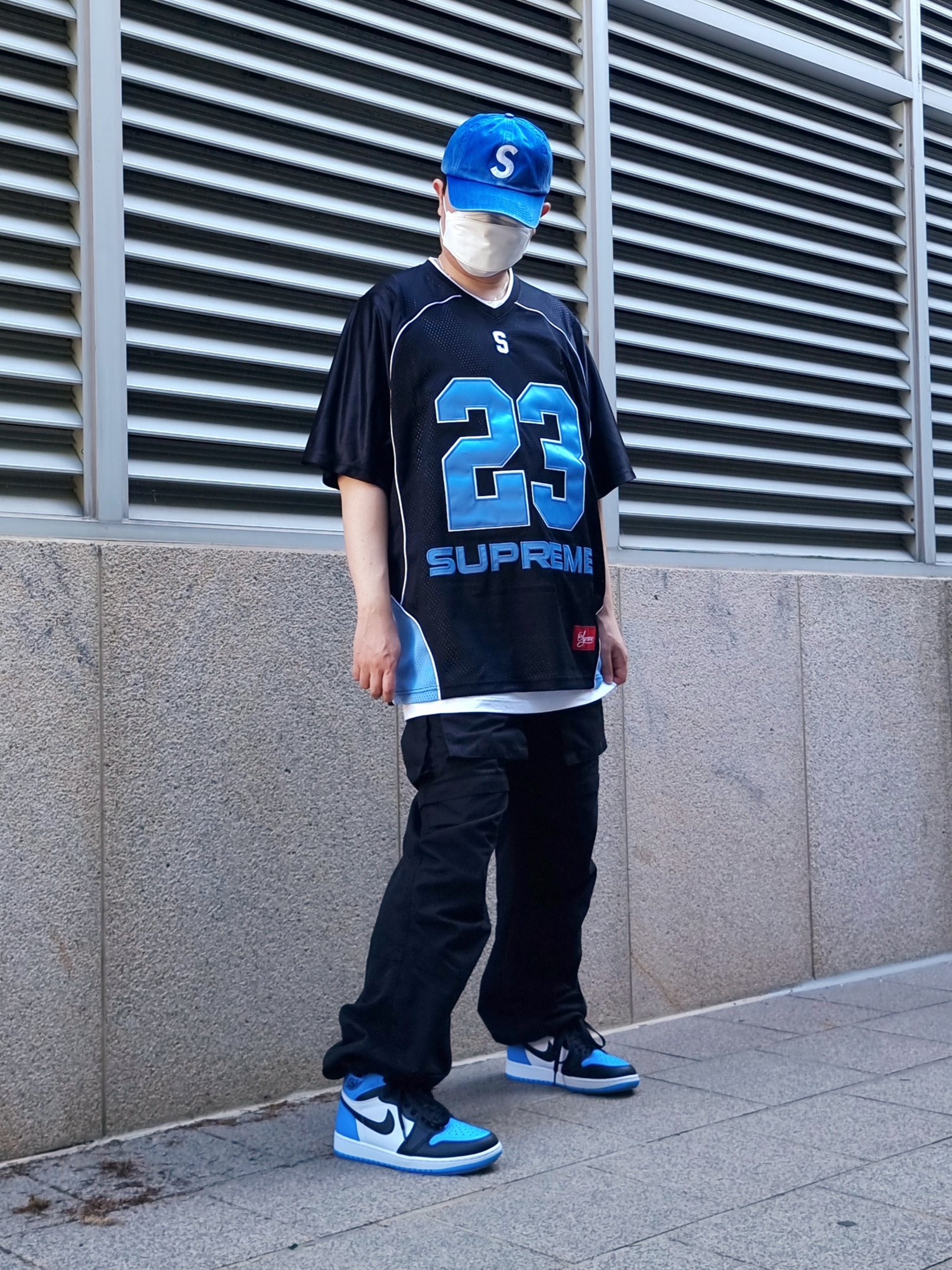 Supreme Perfect Season Football Jersey Black - 23SS, Jordan 1 Retro High OG University Blue 착용 스타일