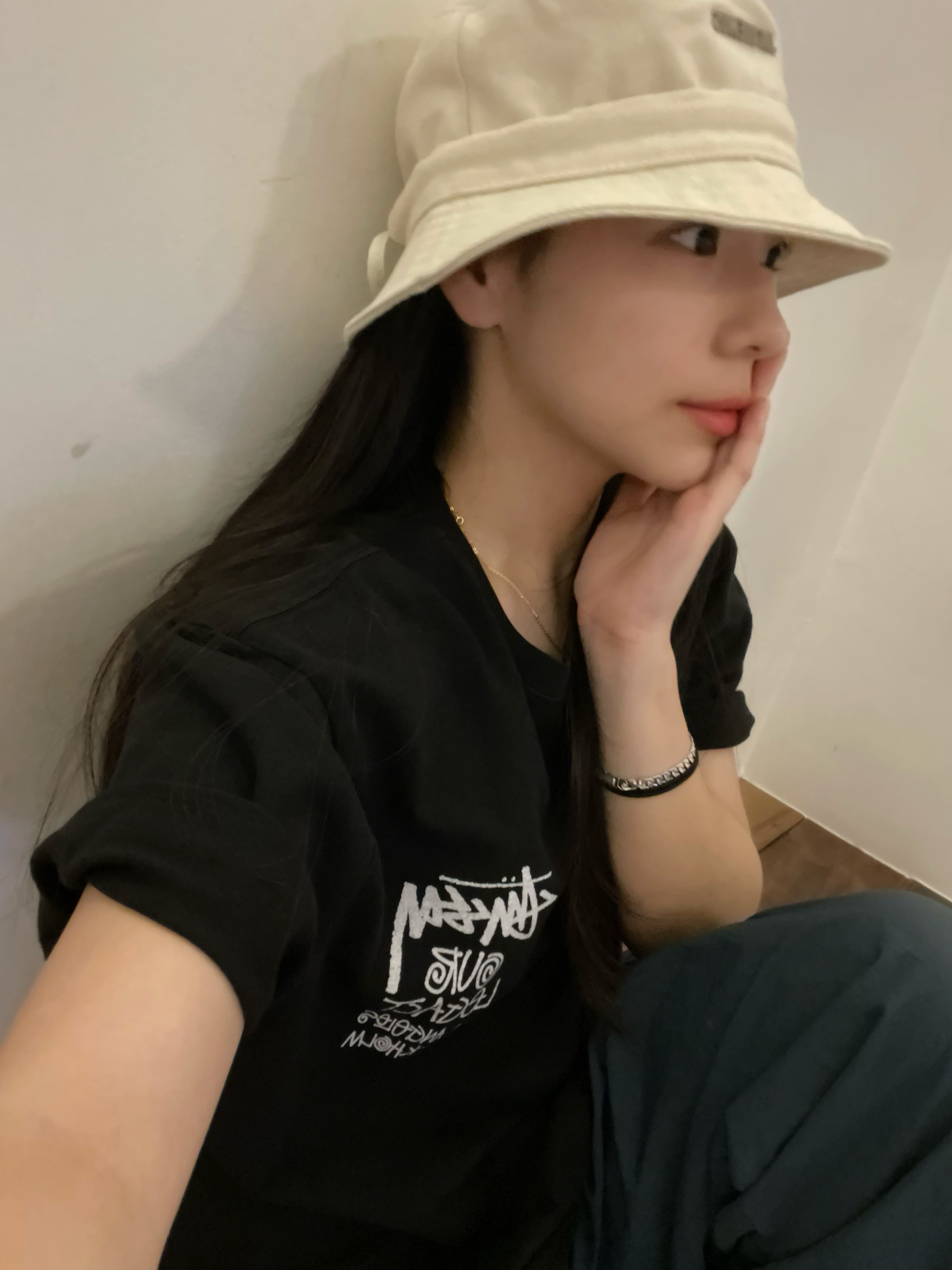 Stussy x Our Legacy Surfman 2 Pigment Dyed T-Shirt Black, Jacquemus Le Bob Gadjo Bow Bucket Hat Off White 착용 스타일