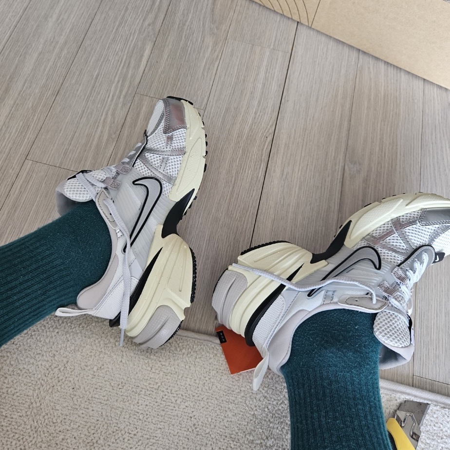 Nike V2K Run Summit White Metallic Silver 착용 스타일 - 1