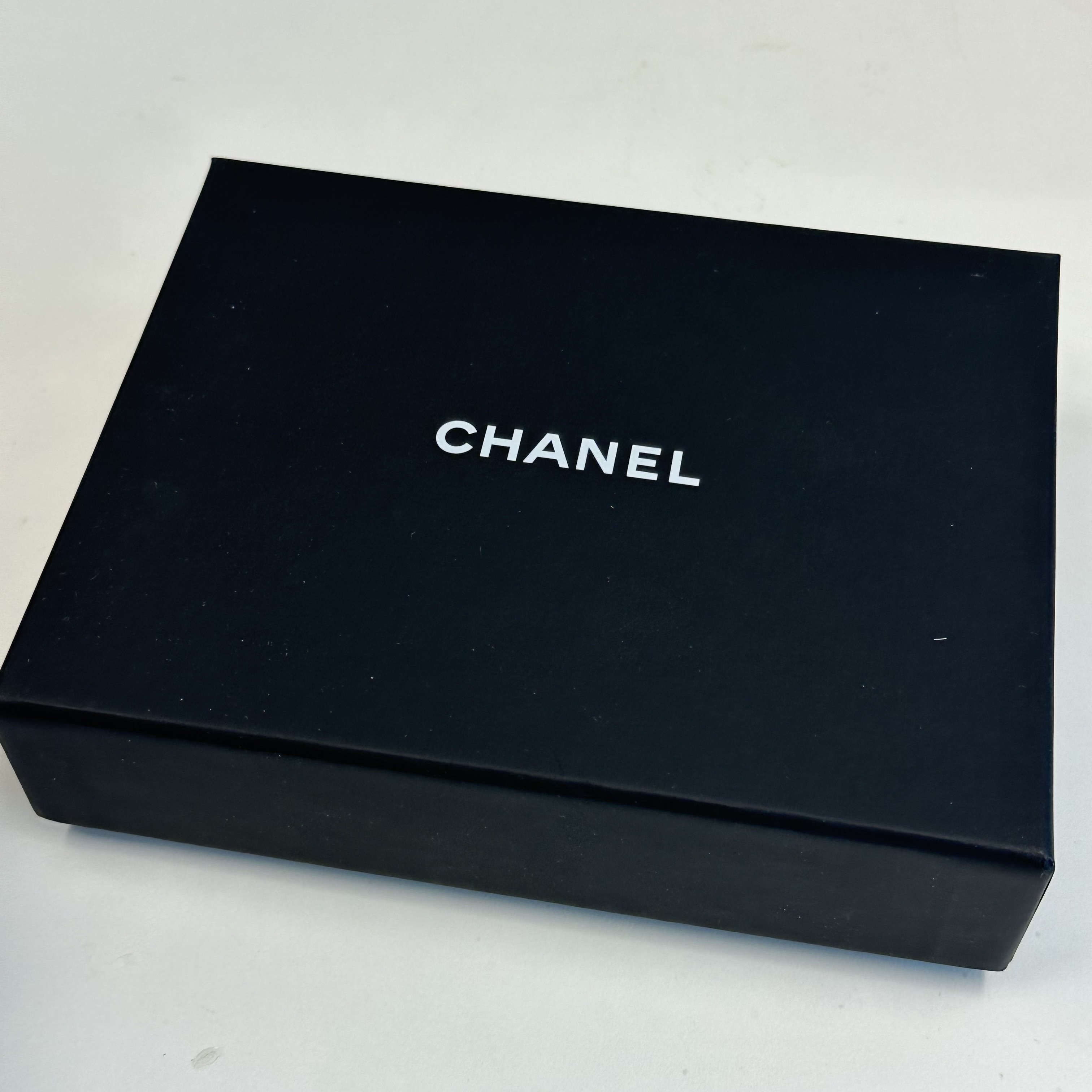 Chanel Boy Chanel Small Flap Wallet Grained Calfskin & Ruthenium Black 착용 스타일 - 4